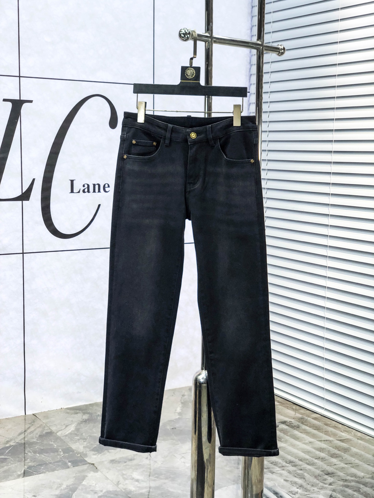 NO:611298,Dior.2025 autumn and winter high fashion sense, super soft denim fabric, light-colored washed jeans. The fabric is very special, ultra-fine fine imitation cotton yarn blend, super soft and comfortable. It has the casual and casual feeling of denim, but also has a sense of relaxation and fashion. The fabric surface is refreshing, slightly elastic, and super soft for a long wearing time. The whole pair of pants is made of traditional hand-rubbing technology, and is washed with natural stone and light fermentation. The details are exquisite.  Size 29-38,,dior,jeans,alexander wang19860909Dior.2025秋冬高级时装感,超柔牛仔面料 , 浅色洗水牛仔裤. 面料很特殊,超细精仿棉纱混纺,超柔舒适感. 具备牛仔随性感 ,休闲感 ,b亦有轻松感 ,时尚感. 布面清爽,微弹力,c超柔穿着时间长, 整条裤子全传统手擦工艺,自然石磨轻酵洗水.细节精致感. 尺码29-38,,dior,jeans,alexander wang,Men's clothing