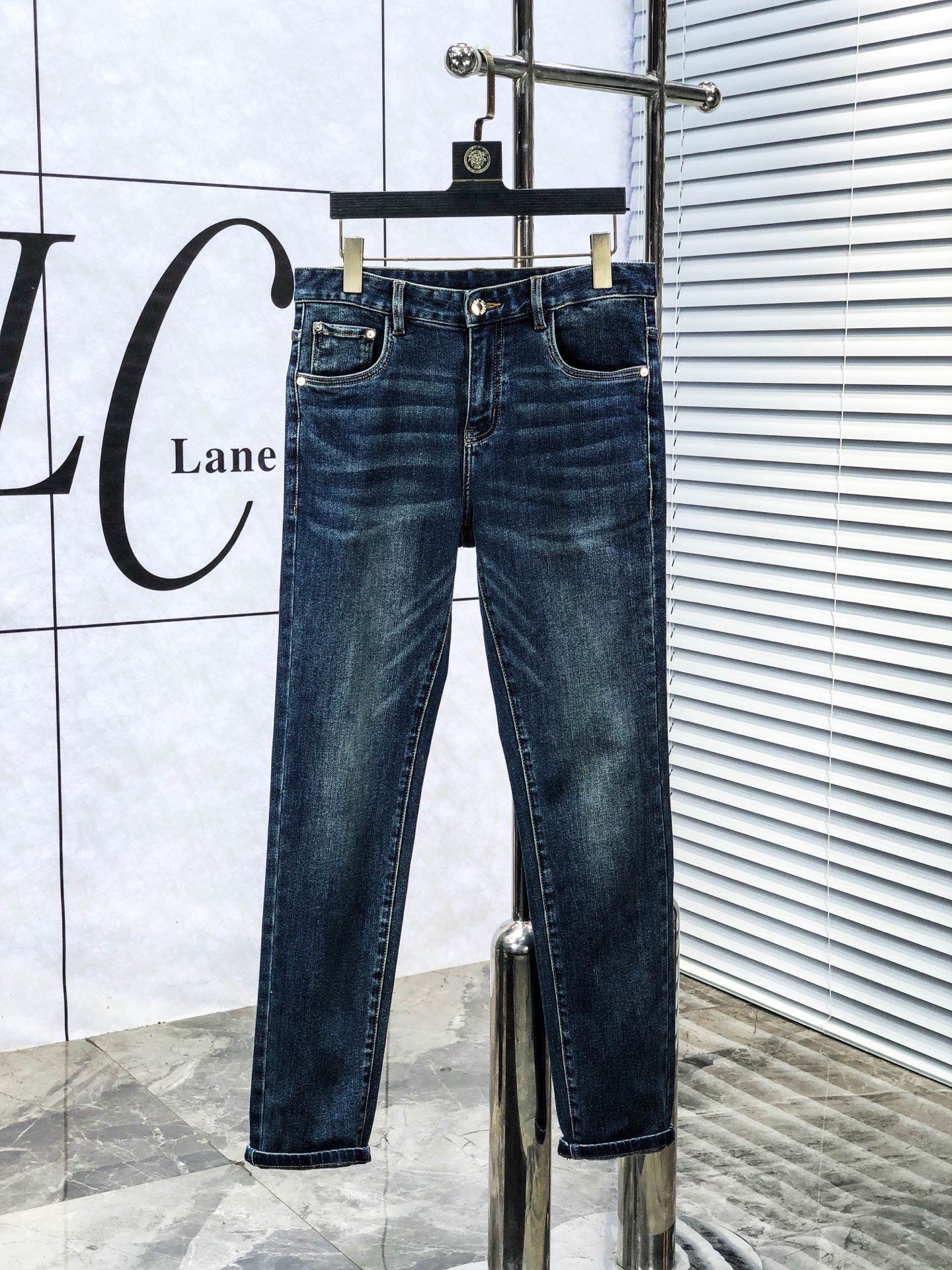 NO:611301,Hermès. 2025 autumn and winter high fashion sense, super soft denim fabric, light-colored washed jeans. The fabric is very special, ultra-fine fine imitation cotton yarn blend, super soft and comfortable. It has the casual and casual feeling of denim, but also has a sense of relaxation and fashion. The cloth surface is refreshing, slightly elastic, and super soft for a long wearing time. The whole pair of pants is made of traditional hand-rubbing technology, and is washed with natural stone and light fermentation. The details are exquisite.  Size 29-38,,hermes,jeans,alexander wang19860909爱马仕.2025秋冬高级时装感,超柔牛仔面料 , 浅色洗水牛仔裤. 面料很特殊,超细精仿棉纱混纺,超柔舒适感. 具备牛仔随性感 ,休闲感 ,b亦有轻松感 ,时尚感. 布面清爽,微弹力,c超柔穿着时间长, 整条裤子全传统手擦工艺,自然石磨轻酵洗水.细节精致感. 尺码29-38,,hermes,jeans,alexander wang,Men's clothing