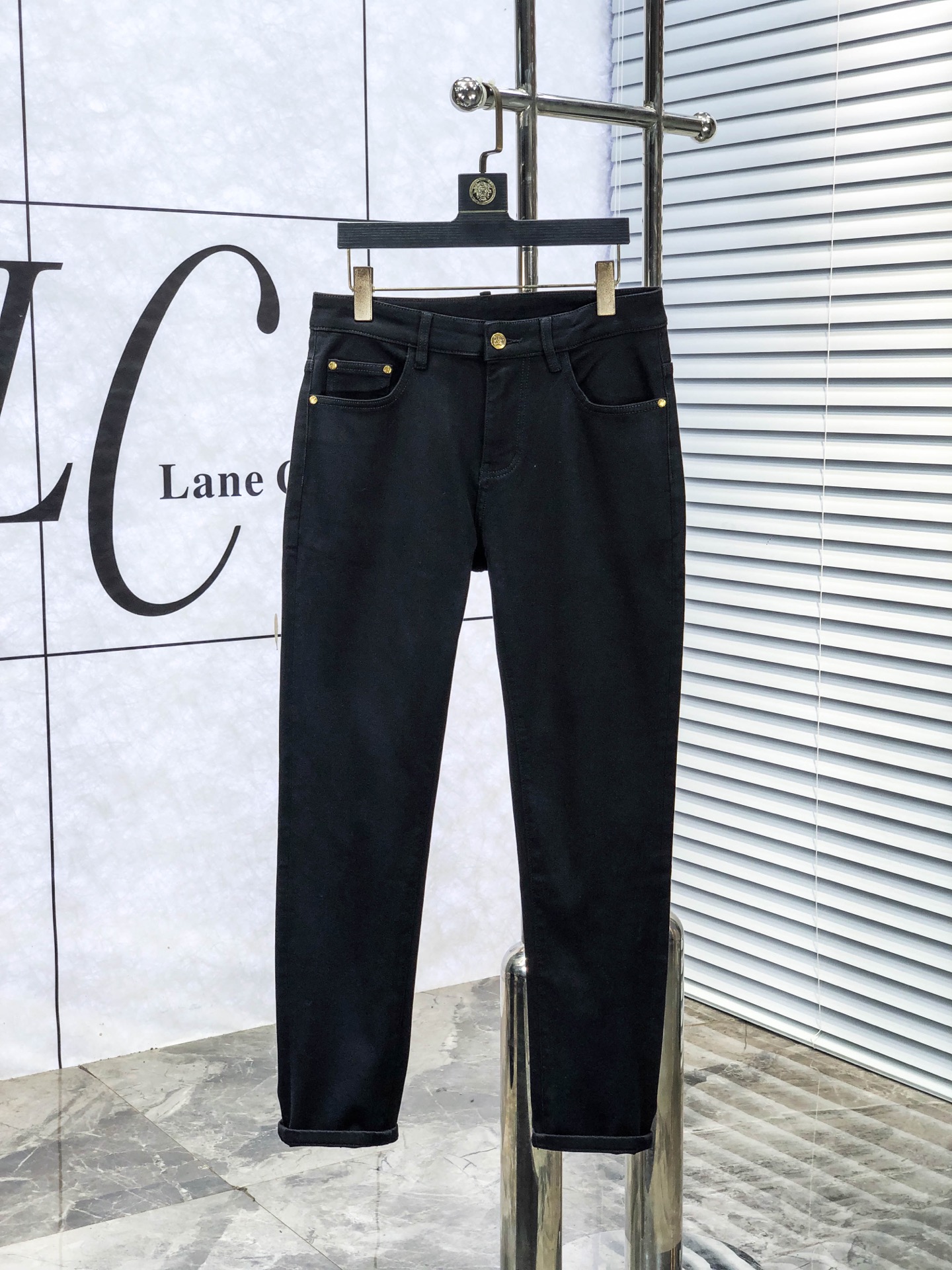 NO:611305,Prada. 2025 autumn and winter high fashion sense, super soft denim fabric, light-colored washed jeans. The fabric is very special, ultra-fine fine imitation cotton yarn blend, super soft and comfortable. It has the casual and casual feeling of denim, but also has a sense of relaxation and fashion. The fabric surface is refreshing, slightly elastic, and super soft for a long time to wear. The whole pair of pants is made of traditional hand-rubbing technology, and is washed with natural stone and light fermentation. The details are exquisite.  Size 29-38,,prada,jeans,alexander wang19860909普拉达.2025秋冬高级时装感,超柔牛仔面料 , 浅色洗水牛仔裤. 面料很特殊,超细精仿棉纱混纺,超柔舒适感. 具备牛仔随性感 ,休闲感 ,b亦有轻松感 ,时尚感. 布面清爽,微弹力,c超柔穿着时间长, 整条裤子全传统手擦工艺,自然石磨轻酵洗水.细节精致感. 尺码29-38,,prada,jeans,alexander wang,Men's clothing