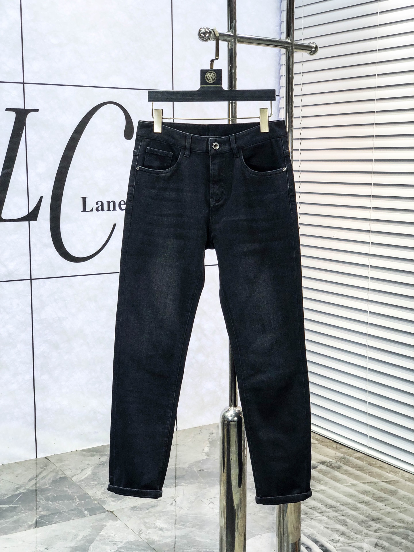 NO:611309,D&G.2025 Autumn and Winter high fashion sense, super soft denim fabric, light washed jeans. The fabric is very special, super fine imitation cotton yarn blend, super soft and comfortable. It has the casual and casual feel of denim, but also has a sense of relaxation and fashion. The fabric surface is refreshing, slightly elastic, and super soft for a long wearing time. The whole pair of pants is made of traditional hand-rubbing technology, and is washed with natural stone and light fermentation. The details are exquisite.  Size 29-38,,Dolce&Gabbana,jeans,alexander wang19860909D&G.2025秋冬高级时装感,超柔牛仔面料 , 浅色洗水牛仔裤. 面料很特殊,超细精仿棉纱混纺,超柔舒适感. 具备牛仔随性感 ,休闲感 ,b亦有轻松感 ,时尚感. 布面清爽,微弹力,c超柔穿着时间长, 整条裤子全传统手擦工艺,自然石磨轻酵洗水.细节精致感. 尺码29-38,,Dolce&Gabbana,jeans,alexander wang,Men's clothing