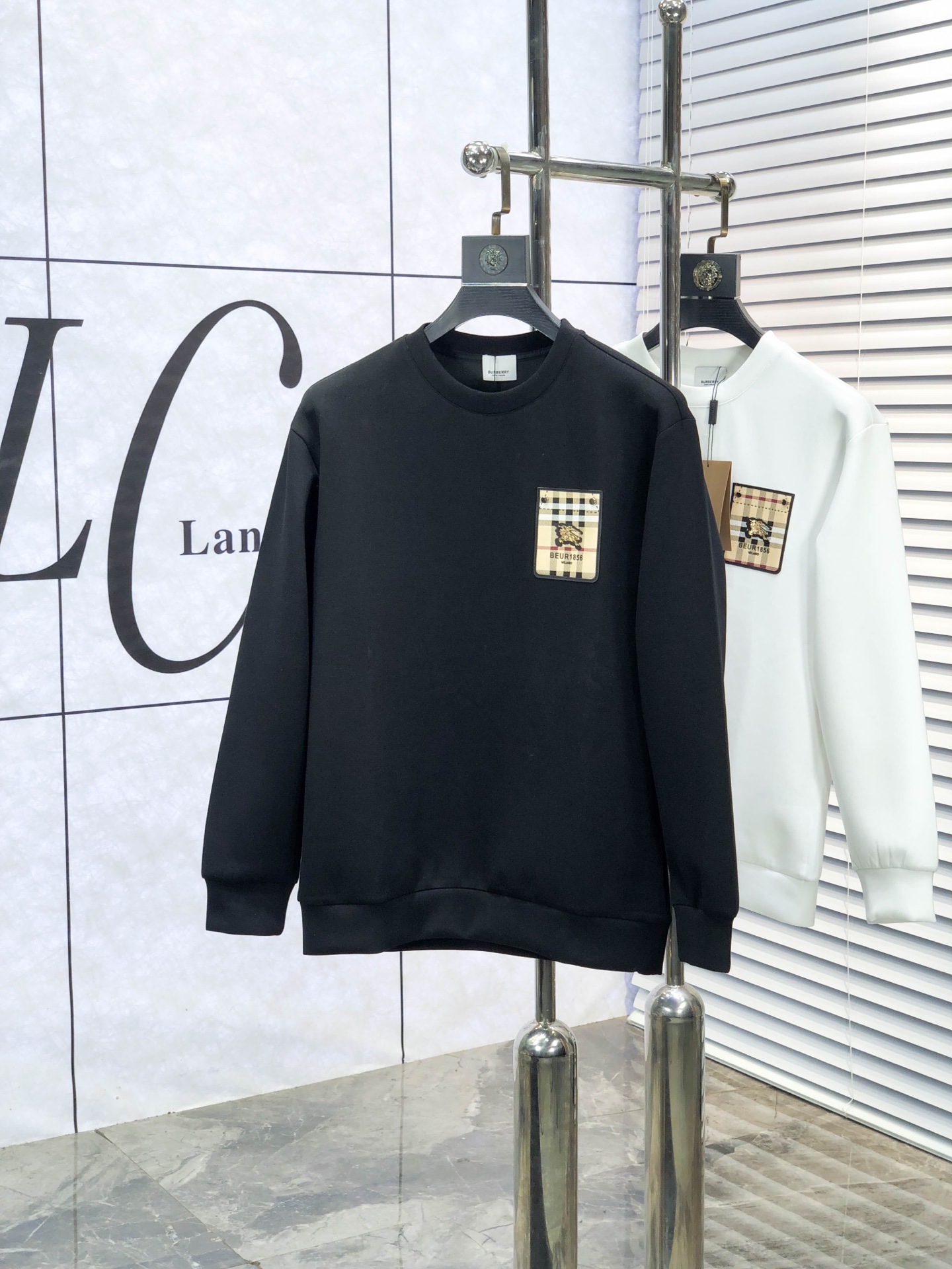 NO:611275,.Burberry. 2025 autumn and winter new letter L space cotton sweatshirt. Channel boutique!  Urban series products, made with letter logo elements that are full of luxury, w are the best styles that high-end temperament types must buy, 7 a single product with great accent and charm!  The original customized imported double-sided water-soluble cotton fabric has a comfortable hand feel, the embroidered letter design effect is quite exquisite, fashionable, classic and versatile!  Size.xs-L.xs wears 175/130 pounds,,burberry,hoodie,sweatshirts,alexander wang19860909.巴宝莉.2025秋冬新款字母l太空棉卫衣.渠道精品！都市系列产物,奢华程度满分的字母logo元素打造,w高端气质型必入的极品款式,7一款极具腔调感与魅力的单品！ 原版定制进口双面水溶棉面料,手感舒适,刺绣字母设计效果相当精致,时尚经典百搭！ 尺码.xs-L.xs穿175/130斤,,burberry,hoodie,sweatshirts,alexander wang,Men's clothing