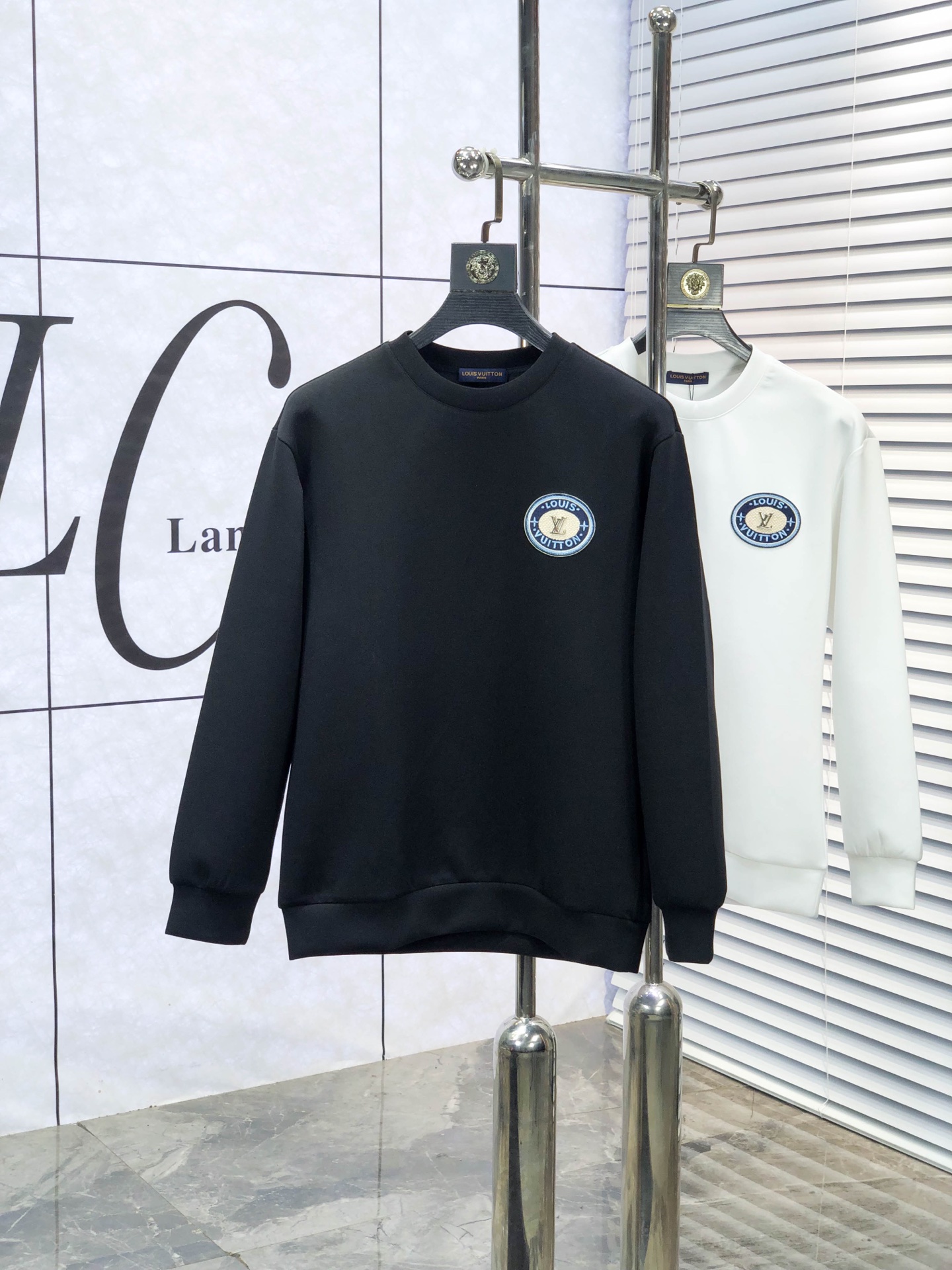 NO:611279,.Lv. 2025 autumn and winter new letter l space cotton sweatshirt. Channel boutique!  Urban series products, made with letter logo elements that are full of luxury, w are the best styles that high-end temperament types must buy, 7 a single product with great accent and charm!  The original customized imported double-sided water-soluble cotton fabric has a comfortable hand feel, the embroidered letter design effect is quite exquisite, fashionable, classic and versatile!  Size.xs-L.xs wears 175/130 pounds,,louis vuitton,hoodie,sweatshirts,alexander wang19860909.Lv.2025秋冬新款字母l太空棉卫衣.渠道精品！都市系列产物,奢华程度满分的字母logo元素打造,w高端气质型必入的极品款式,7一款极具腔调感与魅力的单品！ 原版定制进口双面水溶棉面料,手感舒适,刺绣字母设计效果相当精致,时尚经典百搭！ 尺码.xs-L.xs穿175/130斤,,louis vuitton,hoodie,sweatshirts,alexander wang,Men's clothing