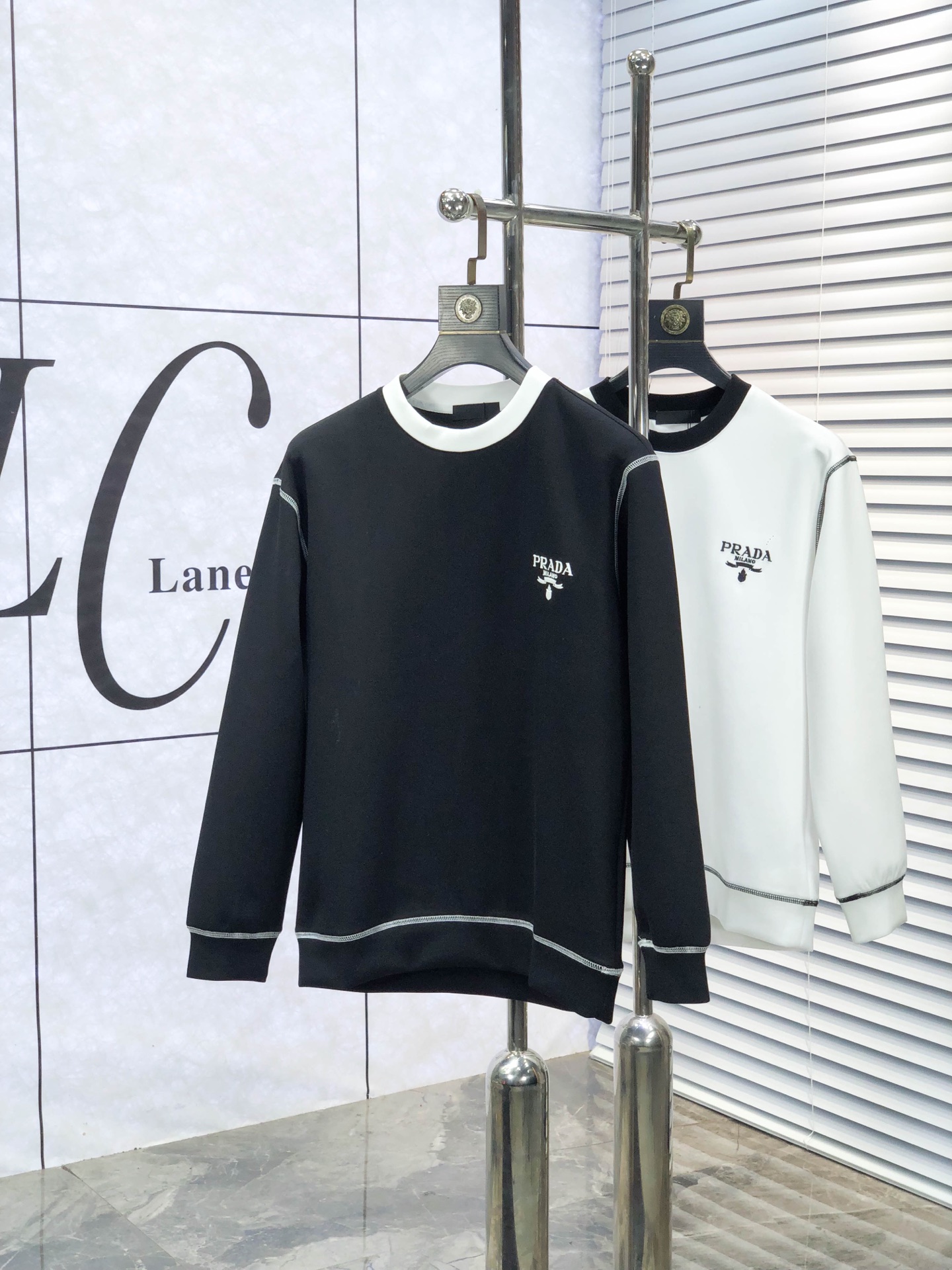 NO:611284,.Prada. 2025 autumn and winter new letter L space cotton sweatshirt. Channel boutique!  Urban series products, made with letter logo elements that are full of luxury, w are the best styles that high-end temperament types must buy, 7 a single product with great accent and charm!  The original customized imported double-sided water-soluble cotton fabric has a comfortable hand feel, the embroidered letter design effect is quite exquisite, fashionable, classic and versatile!  Size.xs-L.xs wears 175/130 pounds, prada, hoodie, sweatshirts, alexander wang19860909.普拉达.2025秋冬新款字母l太空棉卫衣.渠道精品！都市系列产物,奢华程度满分的字母logo元素打造,w高端气质型必入的极品款式,7一款极具腔调感与魅力的单品！ 原版定制进口双面水溶棉面料,手感舒适,刺绣字母设计效果相当精致,时尚经典百搭！ 尺码.xs-L.xs穿175/130斤,,prada,hoodie,sweatshirts,alexander wang,Men's clothing