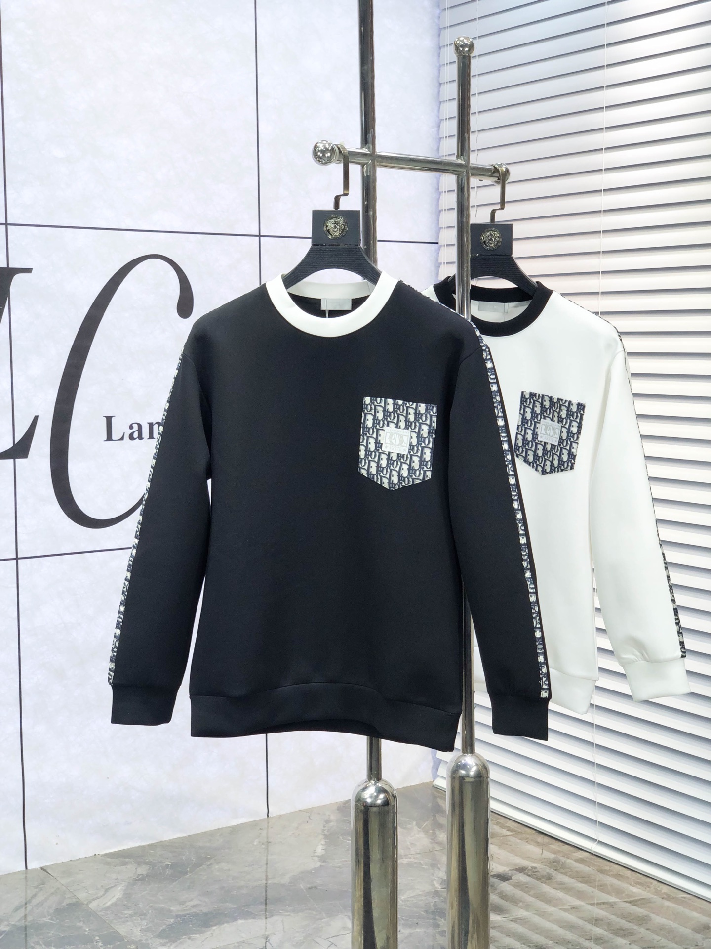 NO:611289,.Dior. 2025 autumn and winter new letter l space cotton sweatshirt. Channel boutique!  Urban series products, made with letter logo elements that are full of luxury, w are the best styles that high-end temperament types must buy, 7 a single product with great accent and charm!  The original customized imported double-sided water-soluble cotton fabric has a comfortable hand feel, the embroidered letter design effect is quite exquisite, fashionable, classic and versatile!  Size.xs-L.xs wears 175/130 pounds, dior, hoodie, sweatshirts, alexander wang19860909.Dior.2025秋冬新款字母l太空棉卫衣.渠道精品！都市系列产物,奢华程度满分的字母logo元素打造,w高端气质型必入的极品款式,7一款极具腔调感与魅力的单品！ 原版定制进口双面水溶棉面料,手感舒适,刺绣字母设计效果相当精致,时尚经典百搭！ 尺码.xs-L.xs穿175/130斤,,dior,hoodie,sweatshirts,alexander wang,Men's clothing