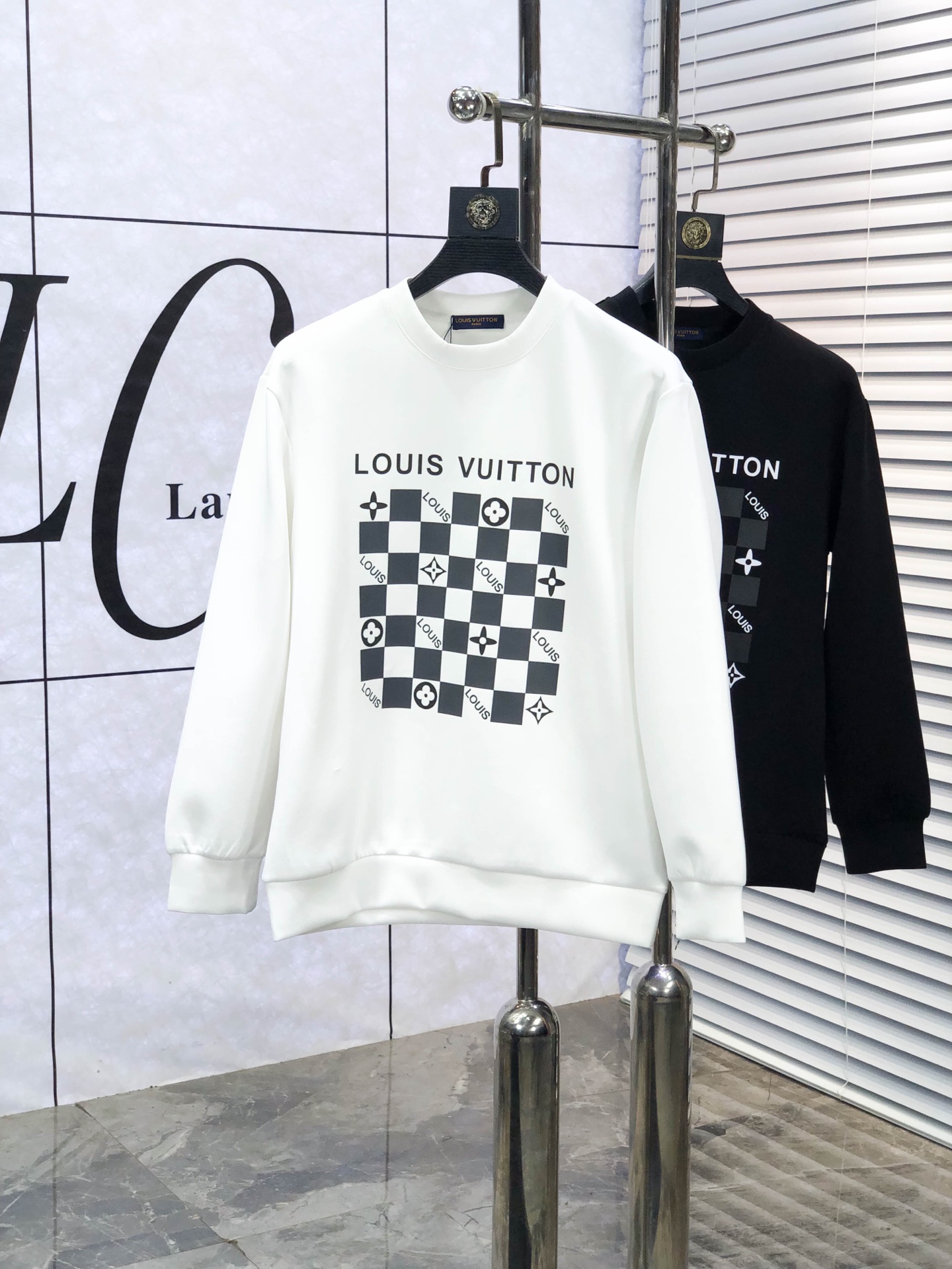 NO:611293,.LV.2025 autumn and winter new letter l space cotton sweatshirt. Channel boutique!  Urban series products, made with letter logo elements that are full of luxury, w are the best styles that high-end temperament types must buy, 7 a single product with great accent and charm!  The original customized imported double-sided water-soluble cotton fabric has a comfortable hand feel, the embroidered letter design effect is quite exquisite, fashionable, classic and versatile!  Size.xs-L.xs wears 175/130 pounds,,louis vuitton,hoodie,sweatshirts,alexander wang19860909.LV.2025秋冬新款字母l太空棉卫衣.渠道精品！都市系列产物,奢华程度满分的字母logo元素打造,w高端气质型必入的极品款式,7一款极具腔调感与魅力的单品！ 原版定制进口双面水溶棉面料,手感舒适,刺绣字母设计效果相当精致,时尚经典百搭！ 尺码.xs-L.xs穿175/130斤,,louis vuitton,hoodie,sweatshirts,alexander wang,Men's clothing