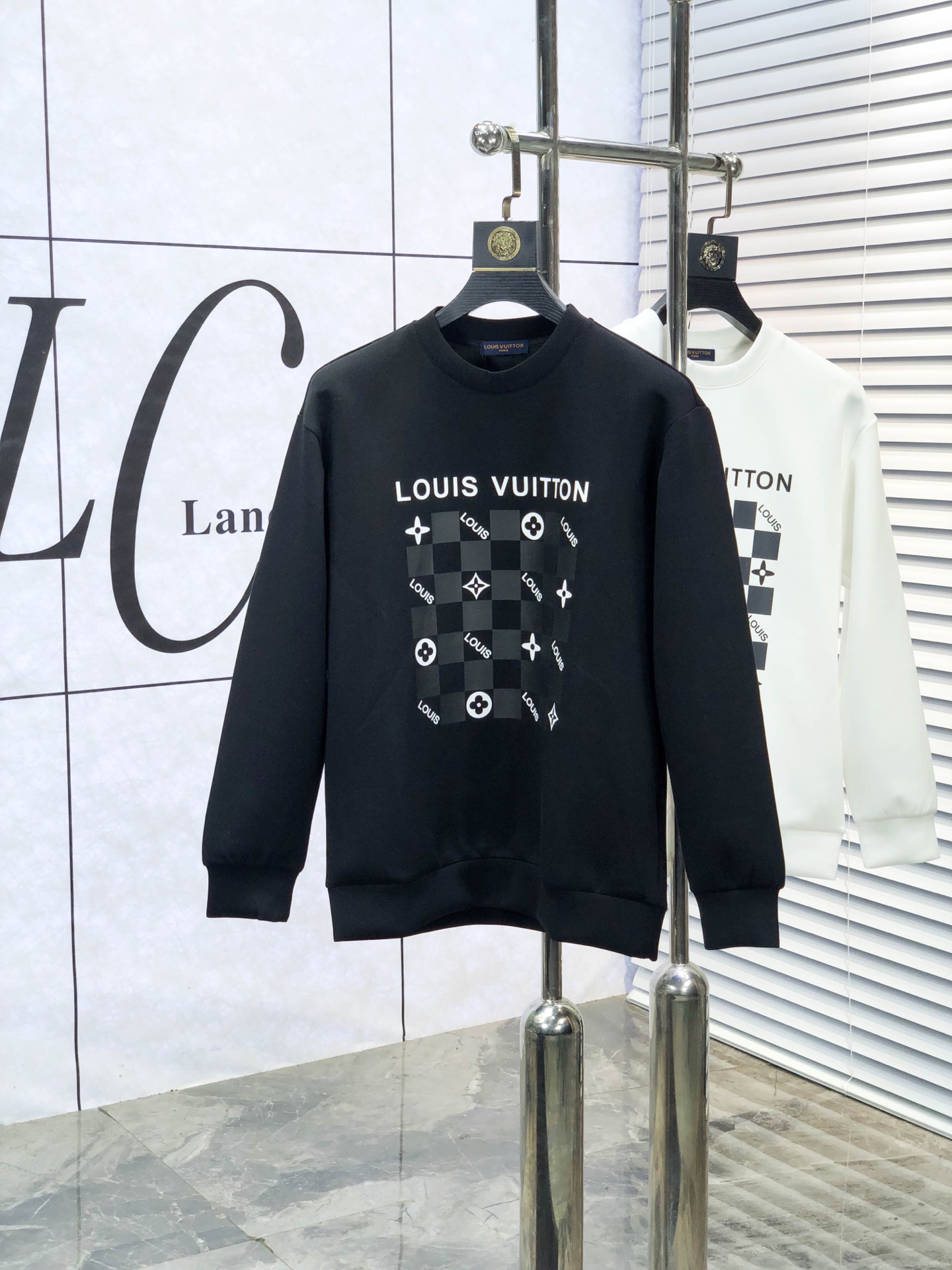 NO:611296,.Lv. 2025 autumn and winter new letter l space cotton sweatshirt. Channel boutique!  Urban series products, made with letter logo elements that are full of luxury, w are the best styles that high-end temperament types must buy, 7 a single product with great accent and charm!  The original customized imported double-sided water-soluble cotton fabric has a comfortable hand feel, the embroidered letter design effect is quite exquisite, fashionable, classic and versatile!  Size.xs-L.xs wears 175/130 pounds,,louis vuitton,hoodie,sweatshirts,alexander wang19860909.Lv.2025秋冬新款字母l太空棉卫衣.渠道精品！都市系列产物,奢华程度满分的字母logo元素打造,w高端气质型必入的极品款式,7一款极具腔调感与魅力的单品！ 原版定制进口双面水溶棉面料,手感舒适,刺绣字母设计效果相当精致,时尚经典百搭！ 尺码.xs-L.xs穿175/130斤,,louis vuitton,hoodie,sweatshirts,alexander wang,Men's clothing