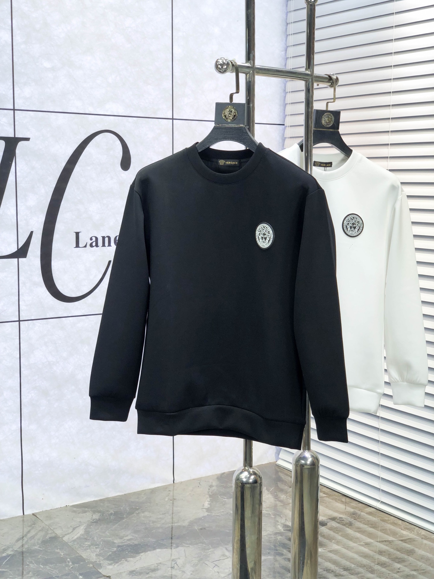 NO:611302,.Versace. 2025 autumn and winter new letter L space cotton sweatshirt. Channel boutique!  Urban series products, made with letter logo elements that are full of luxury, w are the best styles that high-end temperament types must buy, 7 a single product with great accent and charm!  The original customized imported double-sided water-soluble cotton fabric has a comfortable hand feel, the embroidered letter design effect is quite exquisite, fashionable, classic and versatile!  Size.xs-L.xs wears 175/130 pounds, versace, hoodie, sweatshirts, alexander wang19860909.范思哲.2025秋冬新款字母l太空棉卫衣.渠道精品！都市系列产物,奢华程度满分的字母logo元素打造,w高端气质型必入的极品款式,7一款极具腔调感与魅力的单品！ 原版定制进口双面水溶棉面料,手感舒适,刺绣字母设计效果相当精致,时尚经典百搭！ 尺码.xs-L.xs穿175/130斤,,versace,hoodie,sweatshirts,alexander wang,Men's clothing