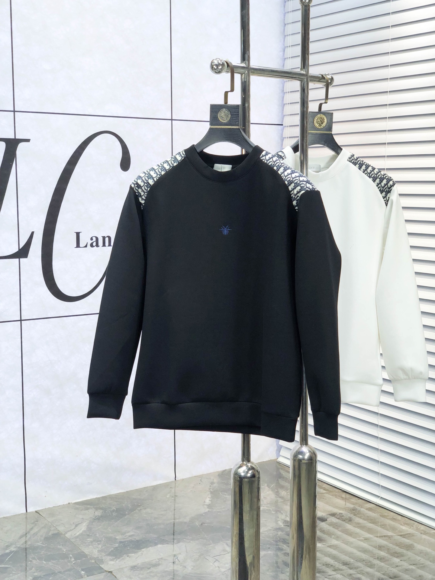 NO:611306,.Dior. 2025 autumn and winter new letter l space cotton sweatshirt. Channel boutique!  Urban series products, made with letter logo elements that are full of luxury, w are the best styles that high-end temperament types must buy, 7 a single product with great accent and charm!  The original customized imported double-sided water-soluble cotton fabric has a comfortable hand feel, the embroidered letter design effect is quite exquisite, fashionable, classic and versatile!  Size.xs-L.xs wears 175/130 pounds, dior, hoodie, sweatshirts, alexander wang19860909.Dior.2025秋冬新款字母l太空棉卫衣.渠道精品！都市系列产物,奢华程度满分的字母logo元素打造,w高端气质型必入的极品款式,7一款极具腔调感与魅力的单品！ 原版定制进口双面水溶棉面料,手感舒适,刺绣字母设计效果相当精致,时尚经典百搭！ 尺码.xs-L.xs穿175/130斤,,dior,hoodie,sweatshirts,alexander wang,Men's clothing