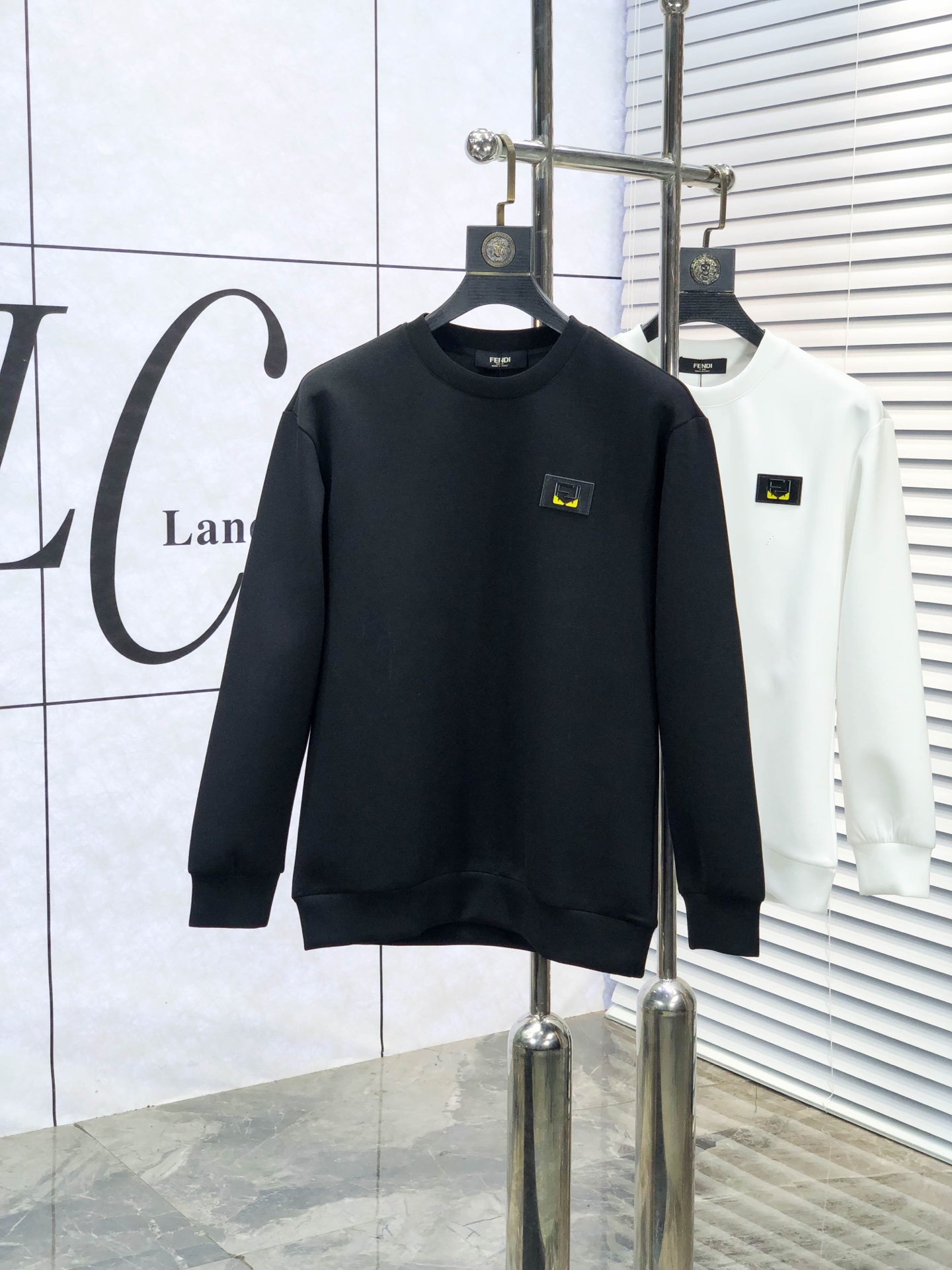 NO:611310,. Fendi. 2025 autumn and winter new letter L space cotton sweatshirt. Channel boutique!  Urban series products, made with letter logo elements that are full of luxury, w are the best styles that high-end temperament types must buy, 7 a single product with great accent and charm!  The original customized imported double-sided water-soluble cotton fabric has a comfortable hand feel, the embroidered letter design effect is quite exquisite, fashionable, classic and versatile!  Size.xs-L.xs wears 175/130 pounds, fendi, hoodie, sweatshirts, alexander wang19860909.芬迪.2025秋冬新款字母l太空棉卫衣.渠道精品！都市系列产物,奢华程度满分的字母logo元素打造,w高端气质型必入的极品款式,7一款极具腔调感与魅力的单品！ 原版定制进口双面水溶棉面料,手感舒适,刺绣字母设计效果相当精致,时尚经典百搭！ 尺码.xs-L.xs穿175/130斤,,fendi,hoodie,sweatshirts,alexander wang,Men's clothing