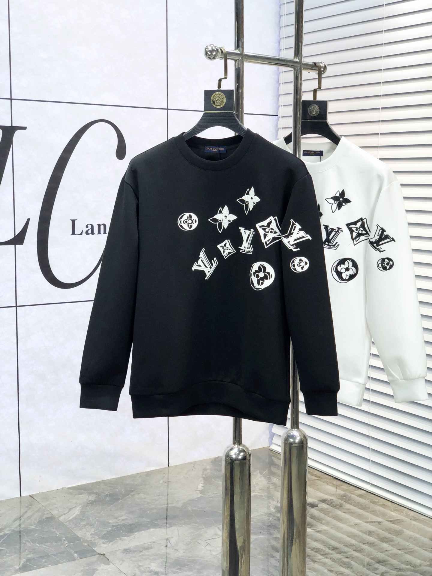 NO:611314,.Lv. 2025 autumn and winter new letter l space cotton sweatshirt. Channel boutique!  Urban series products, made with letter logo elements that are full of luxury, w are the best styles that high-end temperament types must buy, 7 a single product with great accent and charm!  The original customized imported double-sided water-soluble cotton fabric has a comfortable hand feel, the embroidered letter design effect is quite exquisite, fashionable, classic and versatile!  Size.xs-L.xs wears 175/130 pounds,,louis vuitton,hoodie,sweatshirts,alexander wang19860909.Lv.2025秋冬新款字母l太空棉卫衣.渠道精品！都市系列产物,奢华程度满分的字母logo元素打造,w高端气质型必入的极品款式,7一款极具腔调感与魅力的单品！ 原版定制进口双面水溶棉面料,手感舒适,刺绣字母设计效果相当精致,时尚经典百搭！ 尺码.xs-L.xs穿175/130斤,,louis vuitton,hoodie,sweatshirts,alexander wang,Men's clothing