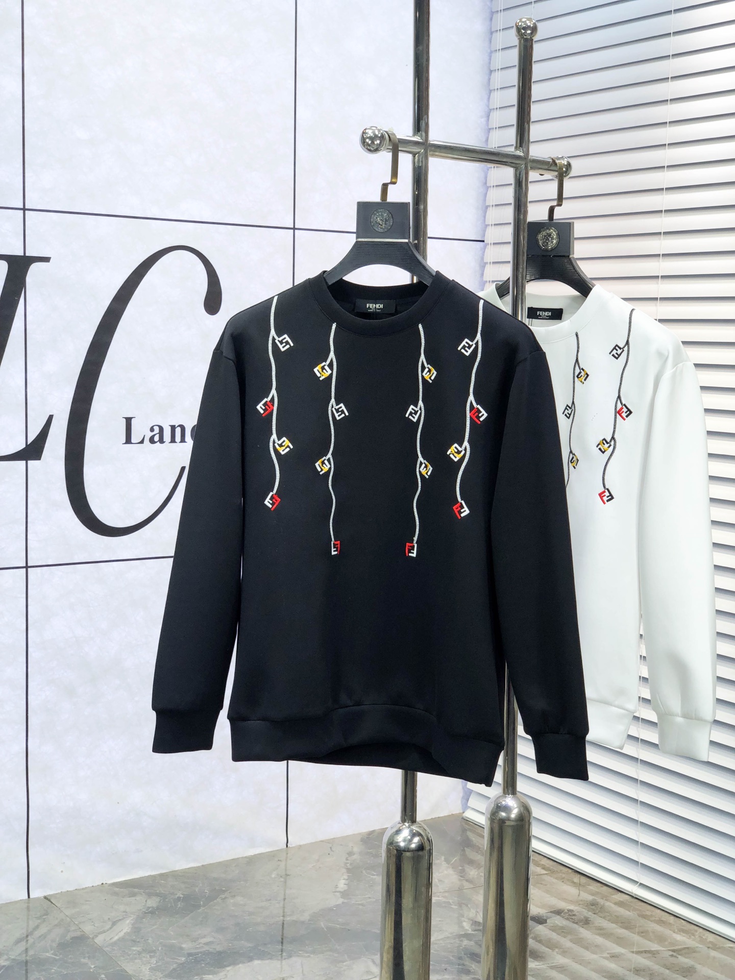 NO:611319,. Fendi. 2025 autumn and winter new letter L space cotton sweatshirt. Channel boutique!  Urban series products, made with letter logo elements that are full of luxury, w are the best styles that high-end temperament types must buy, 7 a single product with great accent and charm!  The original customized imported double-sided water-soluble cotton fabric has a comfortable hand feel, the embroidered letter design effect is quite exquisite, fashionable, classic and versatile!  Size.xs-L.xs wears 175/130 pounds, fendi, hoodie, sweatshirts, alexander wang19860909.芬迪.2025秋冬新款字母l太空棉卫衣.渠道精品！都市系列产物,奢华程度满分的字母logo元素打造,w高端气质型必入的极品款式,7一款极具腔调感与魅力的单品！ 原版定制进口双面水溶棉面料,手感舒适,刺绣字母设计效果相当精致,时尚经典百搭！ 尺码.xs-L.xs穿175/130斤,,fendi,hoodie,sweatshirts,alexander wang,Men's clothing