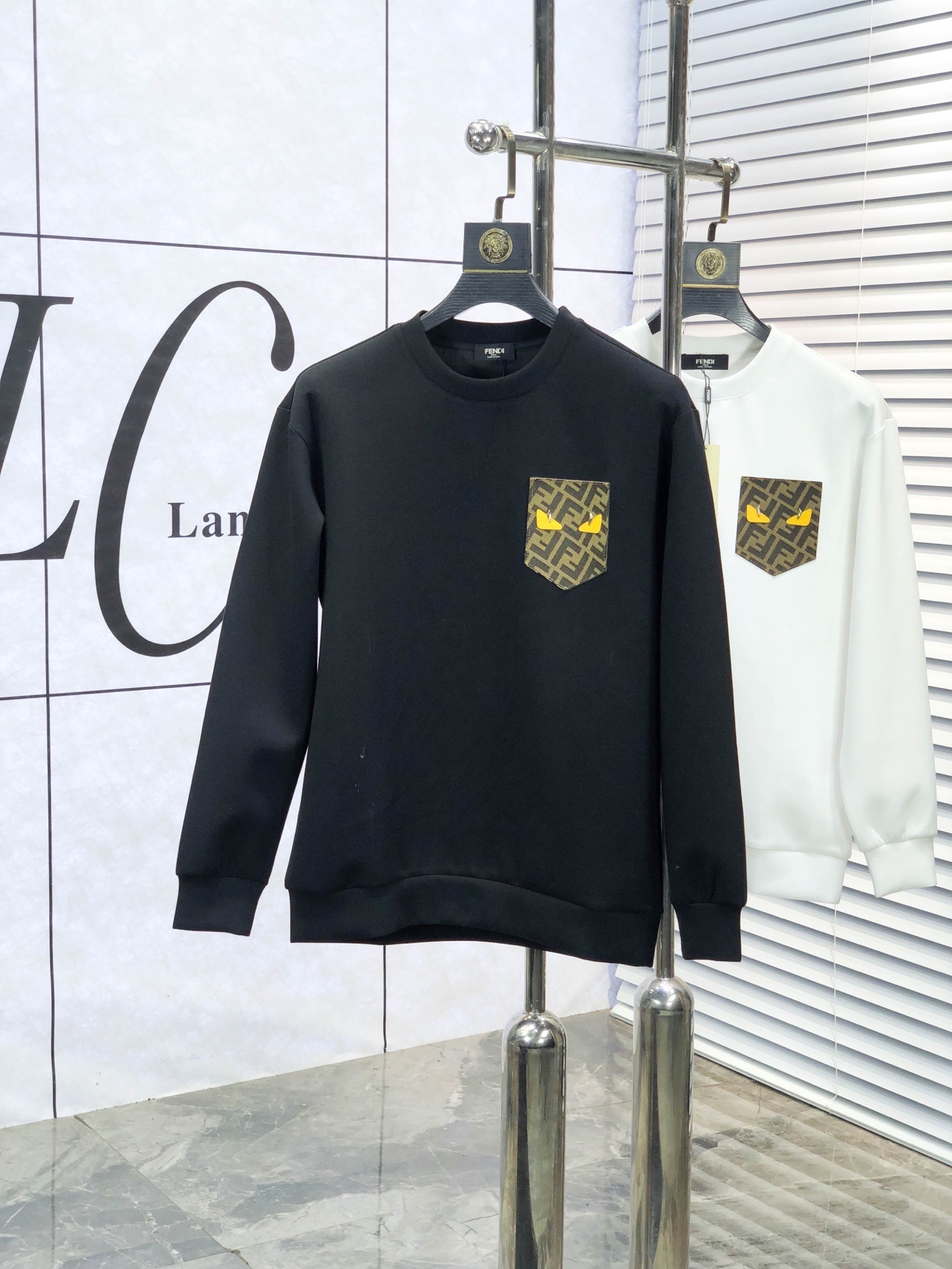 NO:611331,. Fendi. 2025 autumn and winter new letter L space cotton sweatshirt. Channel boutique!  Urban series products, made with letter logo elements that are full of luxury, w are the best styles that high-end temperament types must buy, 7 a single product with great accent and charm!  The original customized imported double-sided water-soluble cotton fabric has a comfortable hand feel, the embroidered letter design effect is quite exquisite, fashionable, classic and versatile!  Size.xs-L.xs wears 175/130 pounds, fendi, hoodie, sweatshirts, alexander wang19860909.芬迪.2025秋冬新款字母l太空棉卫衣.渠道精品！都市系列产物,奢华程度满分的字母logo元素打造,w高端气质型必入的极品款式,7一款极具腔调感与魅力的单品！ 原版定制进口双面水溶棉面料,手感舒适,刺绣字母设计效果相当精致,时尚经典百搭！ 尺码.xs-L.xs穿175/130斤,,fendi,hoodie,sweatshirts,alexander wang,Men's clothing