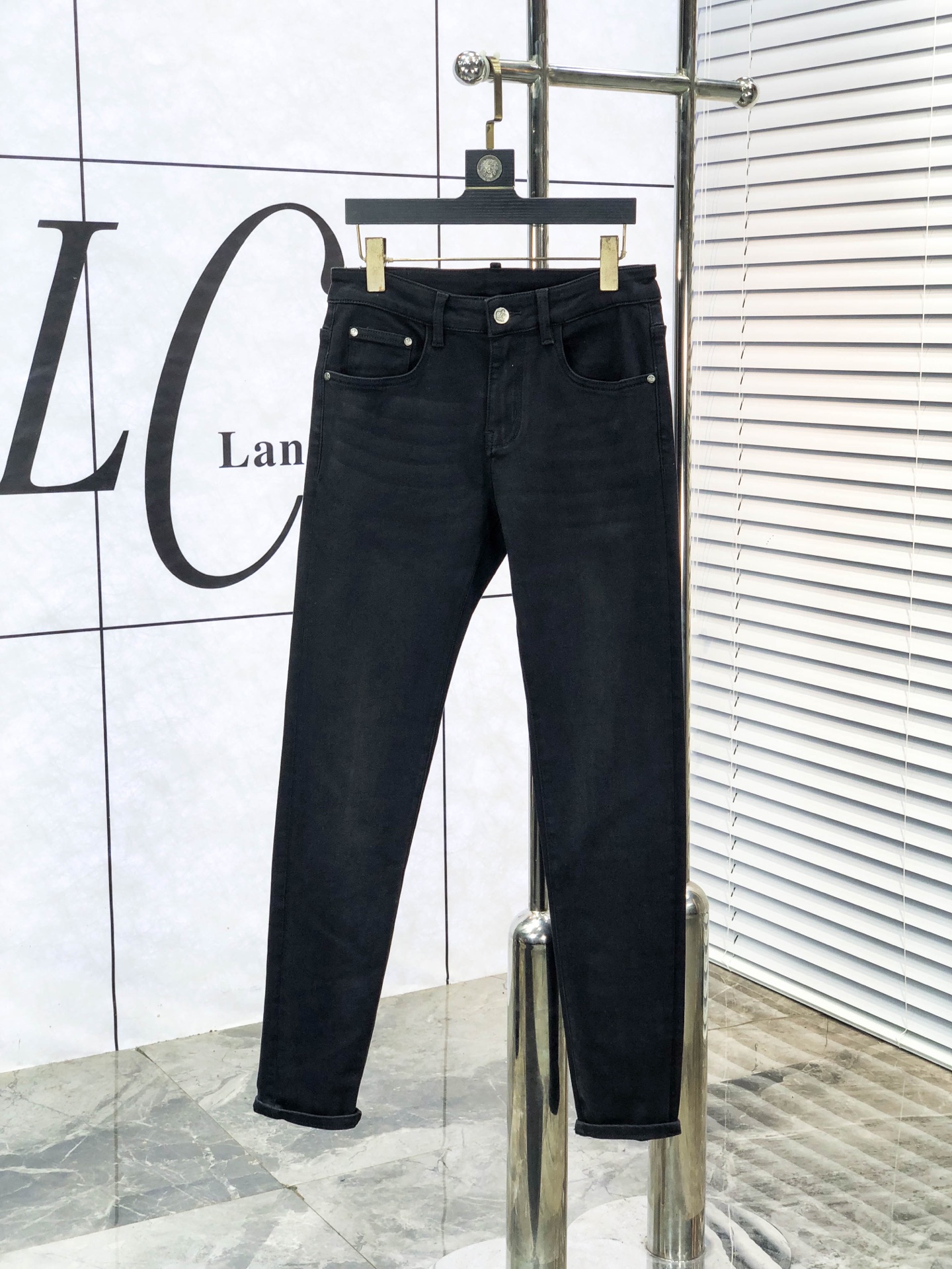 NO:613605,Lv. 2025 autumn and winter high fashion sense, super soft denim fabric, light washed jeans. The fabric is very special, super fine imitation cotton yarn blend, super soft and comfortable. It has the casual and casual feeling of denim, but also has a sense of relaxation and fashion. The cloth is fresh, slightly elastic, and super soft for a long time to wear. The whole pair of pants is made of traditional hand-rubbing technology, natural stone grinding and light fermentation washing. The details are exquisite. Size 29-38, Louis  vuitton,jeans,alexander wang19860909Lv.2025秋冬高级时装感,超柔牛仔面料 , 浅色洗水牛仔裤. 面料很特殊,超细精仿棉纱混纺,超柔舒适感. 具备牛仔随性感 ,休闲感 ,b亦有轻松感 ,时尚感. 布面清爽,微弹力,c超柔穿着时间长, 整条裤子全传统手擦工艺,自然石磨轻酵洗水.细节精致感. 尺码29-38,,louis vuitton,jeans,alexander wang,Men's clothing