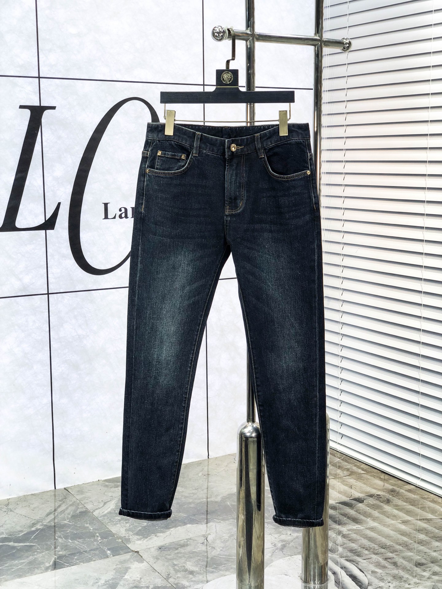 NO:613611,LP.2025 Autumn and Winter high fashion style, super soft denim fabric, light washed jeans. The fabric is very special, super fine imitation cotton yarn blend, super soft and comfortable. It has the casual and casual feeling of denim, but also has a sense of relaxation and fashion. The fabric surface is refreshing, slightly elastic, and super soft for a long time to wear. The whole pair of pants is made of traditional hand-rubbed craftsmanship, and is naturally stone-washed with light fermentation water. The details are exquisite. Size 29-38, loro  piana,jeans,alexander wang19860909LP.2025秋冬高级时装感,超柔牛仔面料 , 浅色洗水牛仔裤. 面料很特殊,超细精仿棉纱混纺,超柔舒适感. 具备牛仔随性感 ,休闲感 ,b亦有轻松感 ,时尚感. 布面清爽,微弹力,c超柔穿着时间长, 整条裤子全传统手擦工艺,自然石磨轻酵洗水.细节精致感. 尺码29-38,,loro piana,jeans,alexander wang,Men's clothing