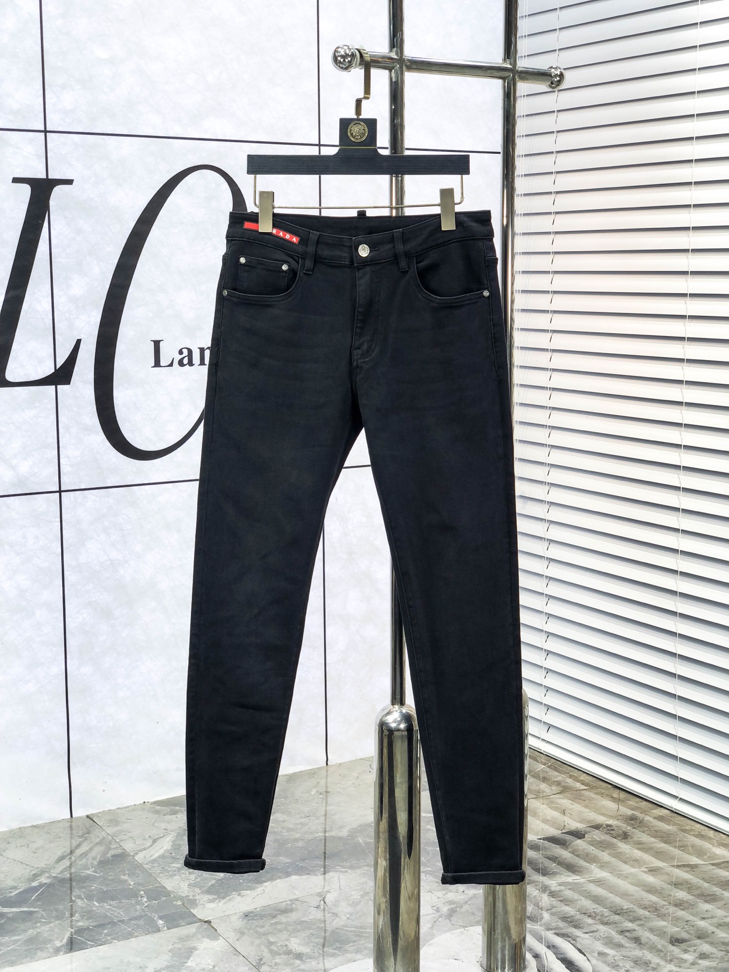 NO:613617,Prada. 2025 autumn and winter high fashion sense, super soft denim fabric, light-colored washed jeans. The fabric is very special, ultra-fine fine imitation cotton yarn blend, super soft and comfortable. It has the casual and casual feeling of denim, but also has a sense of relaxation and fashion. The fabric surface is refreshing, slightly elastic, and super soft for a long time to wear. The whole pair of pants is made of traditional hand-rubbing technology, and is washed with natural stone and light fermentation. The details are exquisite.  Size 29-38,,prada,jeans,alexander wang19860909普拉达.2025秋冬高级时装感,超柔牛仔面料 , 浅色洗水牛仔裤. 面料很特殊,超细精仿棉纱混纺,超柔舒适感. 具备牛仔随性感 ,休闲感 ,b亦有轻松感 ,时尚感. 布面清爽,微弹力,c超柔穿着时间长, 整条裤子全传统手擦工艺,自然石磨轻酵洗水.细节精致感. 尺码29-38,,prada,jeans,alexander wang,Men's clothing