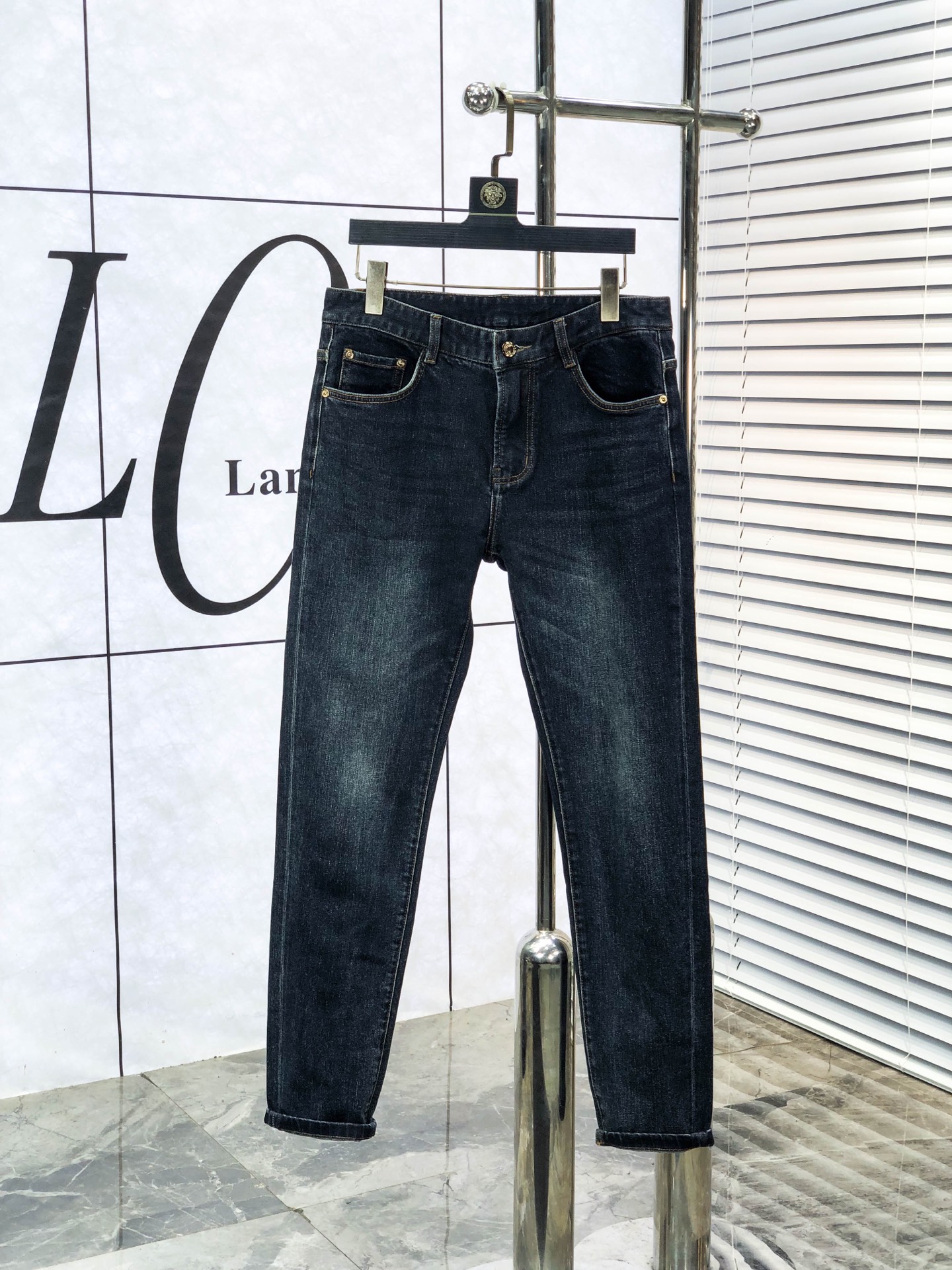 NO:613564,Lv. 2025 autumn and winter high fashion sense, super soft denim fabric, light washed jeans. The fabric is very special, super fine imitation cotton yarn blend, super soft and comfortable. It has the casual and casual feeling of denim, but also has a sense of relaxation and fashion. The cloth is fresh, slightly elastic, and super soft for a long time to wear. The whole pair of pants is made of traditional hand-rubbing technology, natural stone grinding and light fermentation washing. The details are exquisite. Size 29-38, Louis  vuitton,jeans,alexander wang19860909Lv.2025秋冬高级时装感,超柔牛仔面料 , 浅色洗水牛仔裤. 面料很特殊,超细精仿棉纱混纺,超柔舒适感. 具备牛仔随性感 ,休闲感 ,b亦有轻松感 ,时尚感. 布面清爽,微弹力,c超柔穿着时间长, 整条裤子全传统手擦工艺,自然石磨轻酵洗水.细节精致感. 尺码29-38,,louis vuitton,jeans,alexander wang,Men's clothing