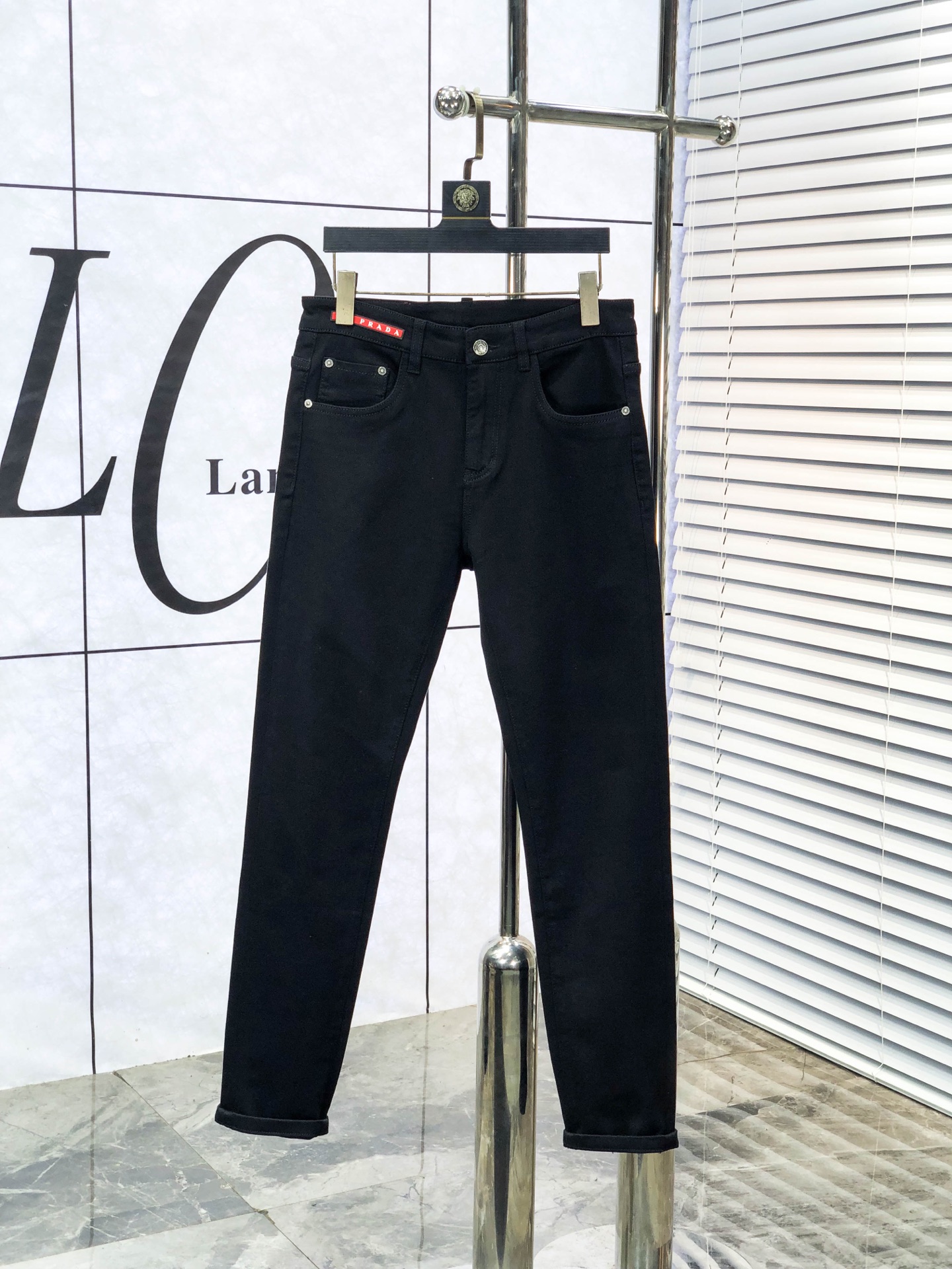 NO:613570,Prada. 2025 autumn and winter high fashion sense, super soft denim fabric, light-colored washed jeans. The fabric is very special, ultra-fine fine imitation cotton yarn blend, super soft and comfortable. It has the casual and casual feeling of denim, but also has a sense of relaxation and fashion. The fabric surface is refreshing, slightly elastic, and super soft for a long time to wear. The whole pair of pants is made of traditional hand-rubbing technology, and is washed with natural stone and light fermentation. The details are exquisite.  Size 29-38,,prada,jeans,alexander wang19860909普拉达.2025秋冬高级时装感,超柔牛仔面料 , 浅色洗水牛仔裤. 面料很特殊,超细精仿棉纱混纺,超柔舒适感. 具备牛仔随性感 ,休闲感 ,b亦有轻松感 ,时尚感. 布面清爽,微弹力,c超柔穿着时间长, 整条裤子全传统手擦工艺,自然石磨轻酵洗水.细节精致感. 尺码29-38,,prada,jeans,alexander wang,Men's clothing