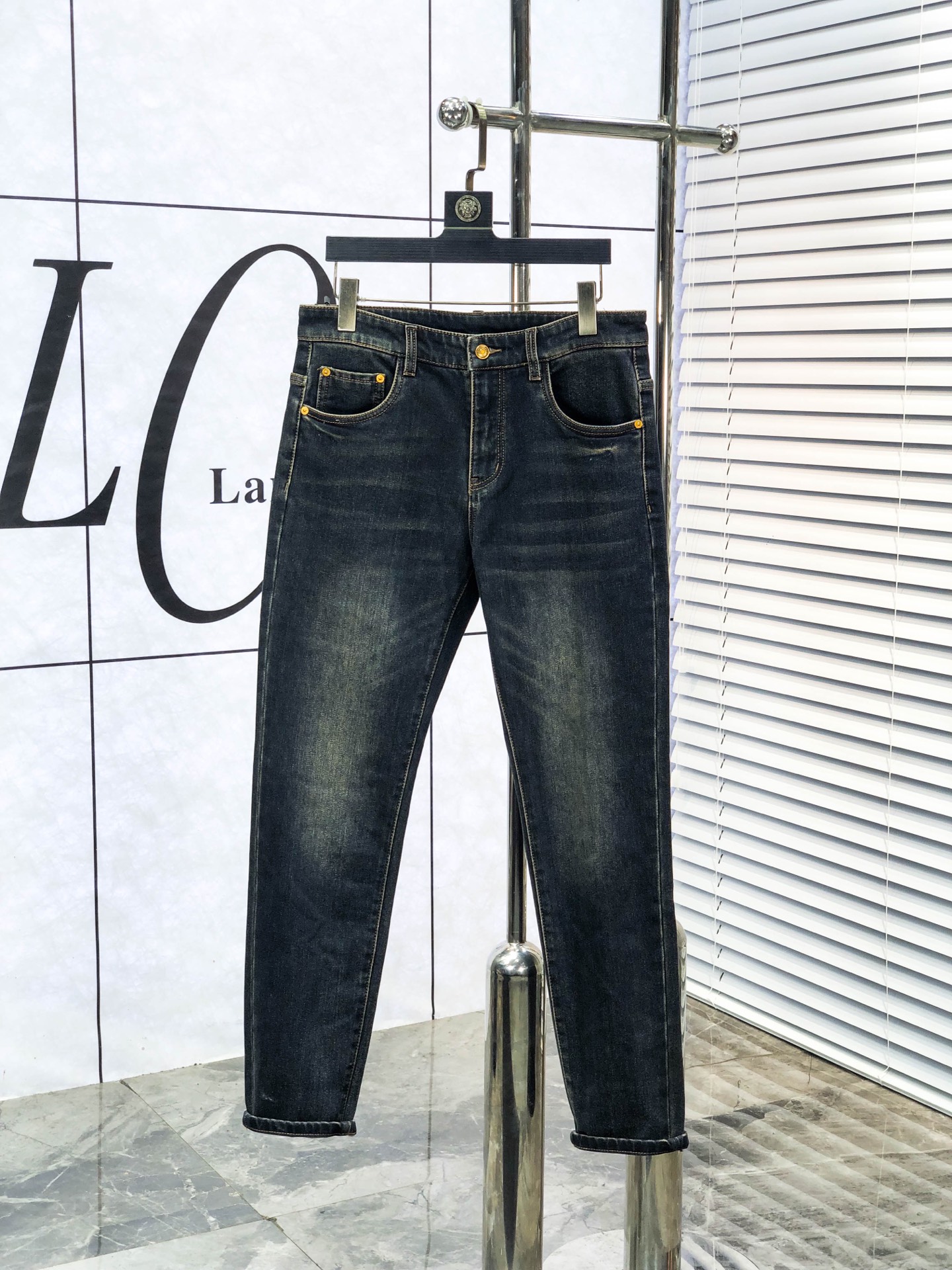 NO:613576,Mengkou. 2025 autumn and winter high fashion sense, super soft denim fabric, light-colored washed jeans. The fabric is very special, ultra-fine fine imitation cotton yarn blend, super soft and comfortable. It has the casual and casual feel of denim, but also has a sense of relaxation and fashion. The fabric surface is refreshing, slightly elastic, and super soft for a long wearing time. The whole pair of pants is made of traditional hand-rubbing technology, and is washed with natural stone and light fermentation. The details are exquisite.  Size 29-38,,Moncler,jeans,alexander wang19860909蒙口.2025秋冬高级时装感,超柔牛仔面料 , 浅色洗水牛仔裤. 面料很特殊,超细精仿棉纱混纺,超柔舒适感. 具备牛仔随性感 ,休闲感 ,b亦有轻松感 ,时尚感. 布面清爽,微弹力,c超柔穿着时间长, 整条裤子全传统手擦工艺,自然石磨轻酵洗水.细节精致感. 尺码29-38,,Moncler,jeans,alexander wang,Men's clothing