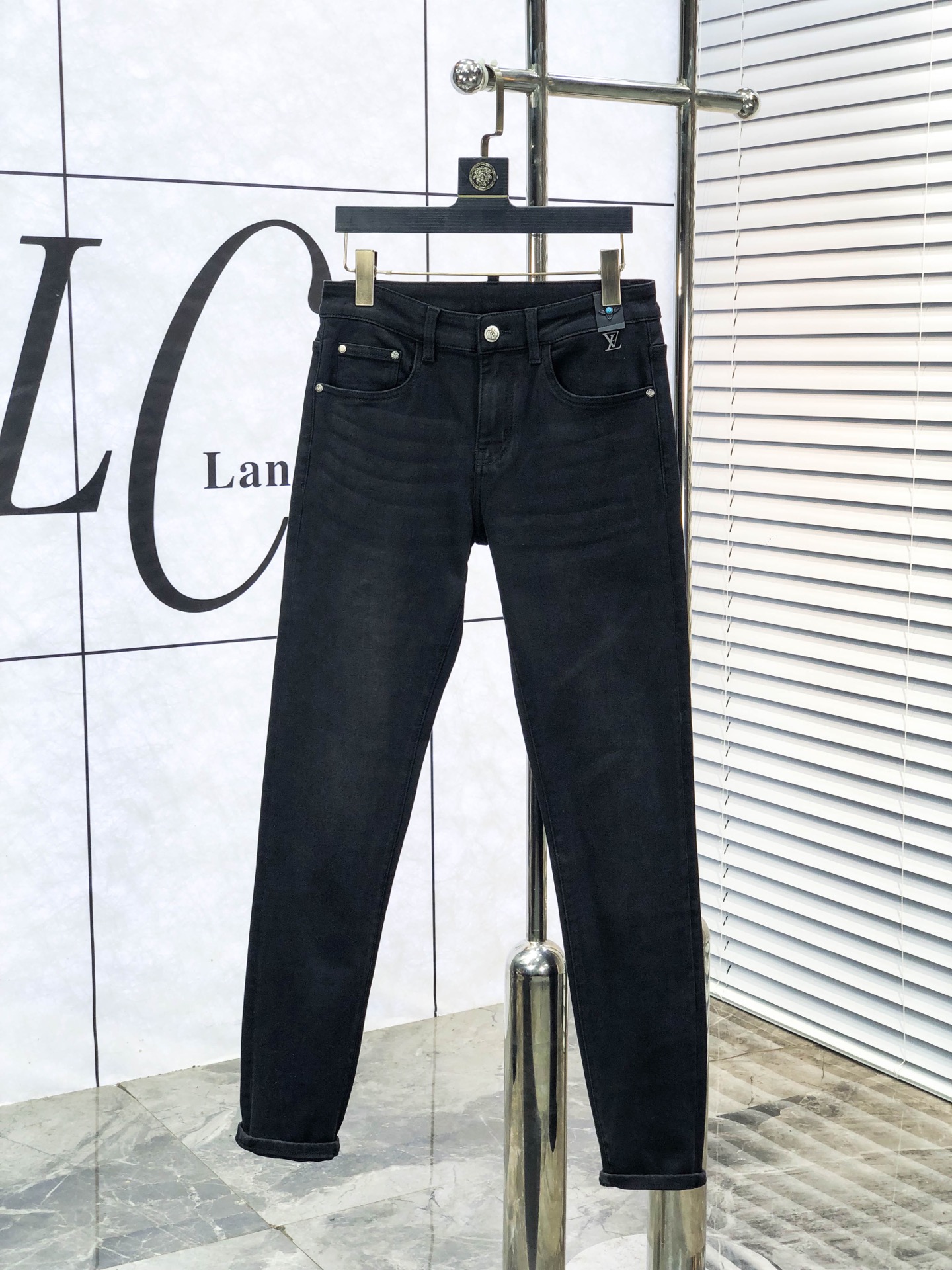 NO:613582,Lv. 2025 autumn and winter high fashion sense, super soft denim fabric, light washed jeans. The fabric is very special, super fine imitation cotton yarn blend, super soft and comfortable. It has the casual and casual feeling of denim, but also has a sense of relaxation and fashion. The cloth is fresh, slightly elastic, and super soft for a long time to wear. The whole pair of pants is made of traditional hand-rubbing technology, natural stone grinding and light fermentation washing. The details are exquisite. Size 29-38, Louis  vuitton,jeans,alexander wang19860909Lv.2025秋冬高级时装感,超柔牛仔面料 , 浅色洗水牛仔裤. 面料很特殊,超细精仿棉纱混纺,超柔舒适感. 具备牛仔随性感 ,休闲感 ,b亦有轻松感 ,时尚感. 布面清爽,微弹力,c超柔穿着时间长, 整条裤子全传统手擦工艺,自然石磨轻酵洗水.细节精致感. 尺码29-38,,louis vuitton,jeans,alexander wang,Men's clothing