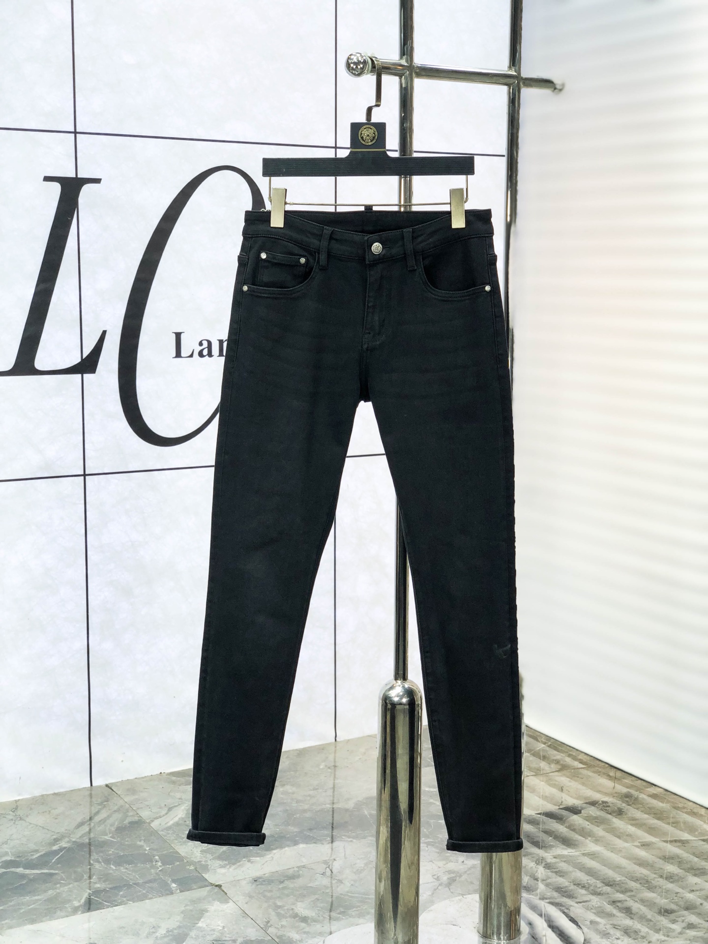 NO:613588,LP.2025 Autumn and Winter high fashion style, super soft denim fabric, light washed jeans. The fabric is very special, super fine imitation cotton yarn blend, super soft and comfortable. It has the casual and casual feeling of denim, but also has a sense of relaxation and fashion. The fabric surface is refreshing, slightly elastic, and super soft for a long time to wear. The whole pair of pants is made of traditional hand-rubbed craftsmanship, and is naturally stone-washed with light fermentation water. The details are exquisite. Size 29-38, loro  piana,jeans,alexander wang19860909LP.2025秋冬高级时装感,超柔牛仔面料 , 浅色洗水牛仔裤. 面料很特殊,超细精仿棉纱混纺,超柔舒适感. 具备牛仔随性感 ,休闲感 ,b亦有轻松感 ,时尚感. 布面清爽,微弹力,c超柔穿着时间长, 整条裤子全传统手擦工艺,自然石磨轻酵洗水.细节精致感. 尺码29-38,,loro piana,jeans,alexander wang,Men's clothing