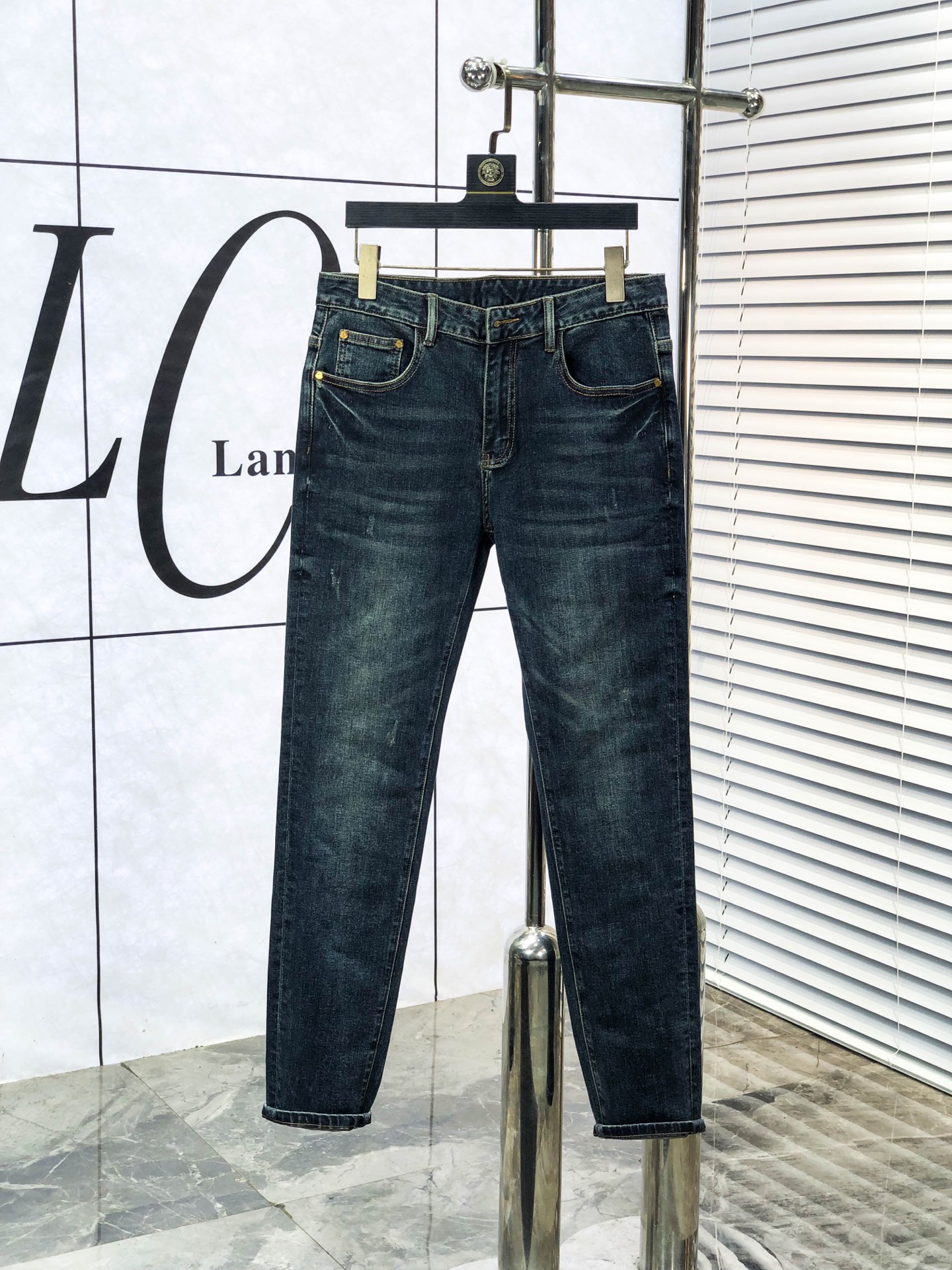 NO:613594,Mengkou. 2025 autumn and winter high fashion sense, super soft denim fabric, light-colored washed jeans. The fabric is very special, ultra-fine fine imitation cotton yarn blend, super soft and comfortable. It has the casual and casual feel of denim, but also has a sense of relaxation and fashion. The fabric surface is refreshing, slightly elastic, and super soft for a long wearing time. The whole pair of pants is made of traditional hand-rubbing technology, and is washed with natural stone and light fermentation. The details are exquisite.  Size 29-38,,Moncler,jeans,alexander wang19860909蒙口.2025秋冬高级时装感,超柔牛仔面料 , 浅色洗水牛仔裤. 面料很特殊,超细精仿棉纱混纺,超柔舒适感. 具备牛仔随性感 ,休闲感 ,b亦有轻松感 ,时尚感. 布面清爽,微弹力,c超柔穿着时间长, 整条裤子全传统手擦工艺,自然石磨轻酵洗水.细节精致感. 尺码29-38,,Moncler,jeans,alexander wang,Men's clothing