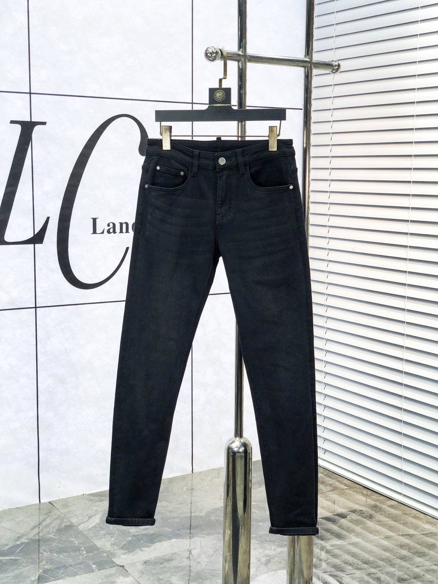 NO:613600,Burberry. 2025 autumn and winter high fashion style, super soft denim fabric, light washed jeans. The fabric is very special, super fine imitation cotton yarn blend, super soft and comfortable. It has the casual and casual feeling of denim, but also has a sense of relaxation and fashion. The cloth surface is refreshing, slightly elastic, and super soft for a long time to wear. The whole pair of pants is made of traditional hand-rubbing technology, and is washed with natural stone and light fermentation. The details are exquisite.  Size 29-38,,burberry,jeans,alexander wang19860909巴宝莉.2025秋冬高级时装感,超柔牛仔面料 , 浅色洗水牛仔裤. 面料很特殊,超细精仿棉纱混纺,超柔舒适感. 具备牛仔随性感 ,休闲感 ,b亦有轻松感 ,时尚感. 布面清爽,微弹力,c超柔穿着时间长, 整条裤子全传统手擦工艺,自然石磨轻酵洗水.细节精致感. 尺码29-38,,burberry,jeans,alexander wang,Men's clothing