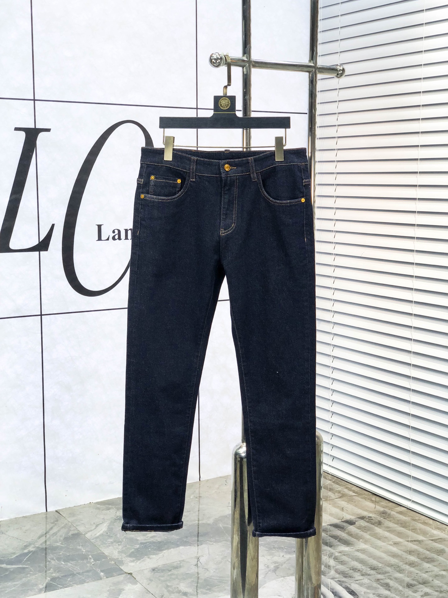 NO:613606,Lv. 2025 autumn and winter high fashion sense, super soft denim fabric, light washed jeans. The fabric is very special, super fine imitation cotton yarn blend, super soft and comfortable. It has the casual and casual feeling of denim, but also has a sense of relaxation and fashion. The cloth is fresh, slightly elastic, and super soft for a long time to wear. The whole pair of pants is made of traditional hand-rubbing technology, natural stone grinding and light fermentation washing. The details are exquisite. Size 29-38, Louis  vuitton,jeans,alexander wang19860909Lv.2025秋冬高级时装感,超柔牛仔面料 , 浅色洗水牛仔裤. 面料很特殊,超细精仿棉纱混纺,超柔舒适感. 具备牛仔随性感 ,休闲感 ,b亦有轻松感 ,时尚感. 布面清爽,微弹力,c超柔穿着时间长, 整条裤子全传统手擦工艺,自然石磨轻酵洗水.细节精致感. 尺码29-38,,louis vuitton,jeans,alexander wang,Men's clothing