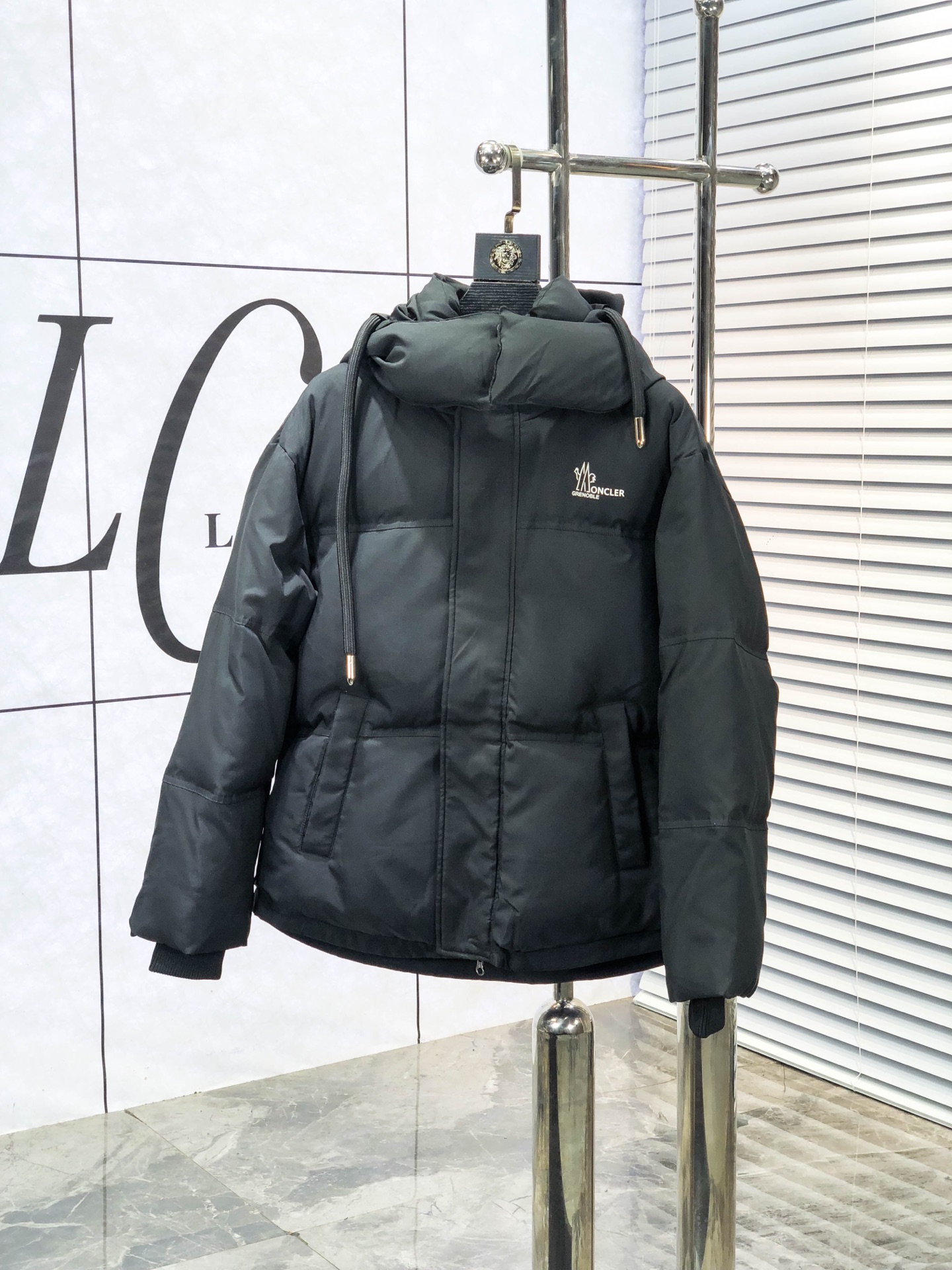 NO:613571,.Mengkou. 2025 autumn and winter new down jacket. All details of custom-developed hardware accessories are fully processed!  The upper body effect of the version is great!  Versatile, fashionable and handsome!  1f national standard 90 imported white duck down filling!  The original memory silk fabric at the counter has a straight and stylish texture, keeping you warm and not bulky!  The upper body is awesome. Size m-3xL.m175/130,,Moncler,jackets & coats,down jacket,alexander wang19860909.蒙口.2025秋冬新款羽绒外套.定制开发五金配件所有细节处理全面到位 ！版型上身效果超赞！百搭时髦又帅气！1f国标90进口白鸭绒填充！专柜原版记忆丝面料质感立挺有型,保暖拒绝臃肿！上身超赞.尺码m-3xL.m175/130,,Moncler,jackets & coats,down jacket,alexander wang,Men's clothing