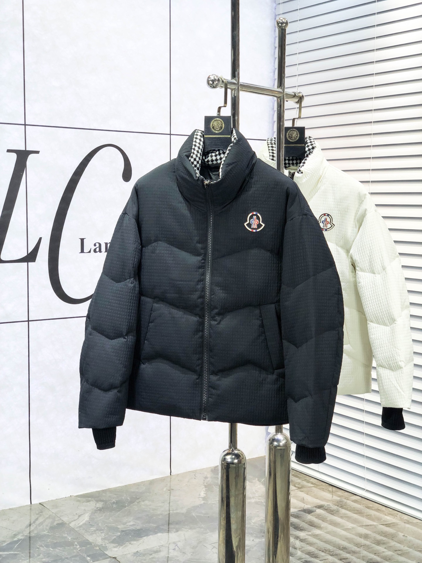 NO:613583,.Mengkou. 2025 autumn and winter new down jacket. All details of custom-developed hardware accessories are fully processed!  The upper body effect of the version is great!  Versatile, fashionable and handsome!  1f national standard 90 imported white duck down filling!  The original memory silk fabric at the counter has a straight and stylish texture, keeping you warm and not bulky!  The upper body is awesome. Size m-3xL.m175/130,,Moncler,jackets & coats,down jacket,alexander wang19860909.蒙口.2025秋冬新款羽绒外套.定制开发五金配件所有细节处理全面到位 ！版型上身效果超赞！百搭时髦又帅气！1f国标90进口白鸭绒填充！专柜原版记忆丝面料质感立挺有型,保暖拒绝臃肿！上身超赞.尺码m-3xL.m175/130,,Moncler,jackets & coats,down jacket,alexander wang,Men's clothing