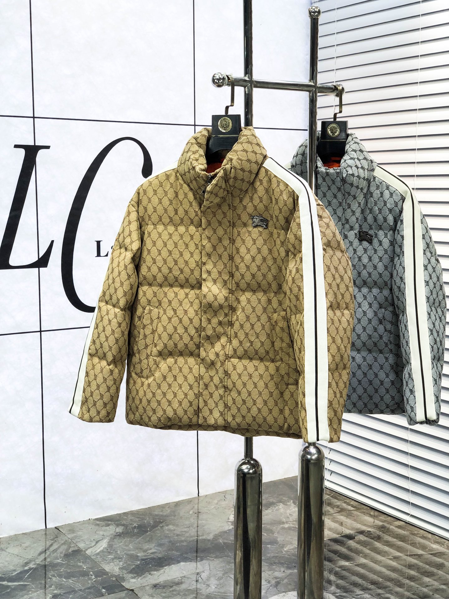 NO:613612,.Burberry. 2025 autumn and winter new down jacket. All details of custom-developed hardware accessories are fully processed!  The upper body effect of the version is great!  Versatile, fashionable and handsome!  1f national standard 90 imported white duck down filling!  The original memory silk fabric at the counter has a straight and stylish texture, keeping you warm and not bulky!  The upper body is great. Size m-3xL.m175/130,,burberry,jackets & coats,down jacket,alexander wang19860909.巴宝莉.2025秋冬新款羽绒外套.定制开发五金配件所有细节处理全面到位 ！版型上身效果超赞！百搭时髦又帅气！1f国标90进口白鸭绒填充！专柜原版记忆丝面料质感立挺有型,保暖拒绝臃肿！上身超赞.尺码m-3xL.m175/130,,burberry,jackets & coats,down jacket,alexander wang,Men's clothing