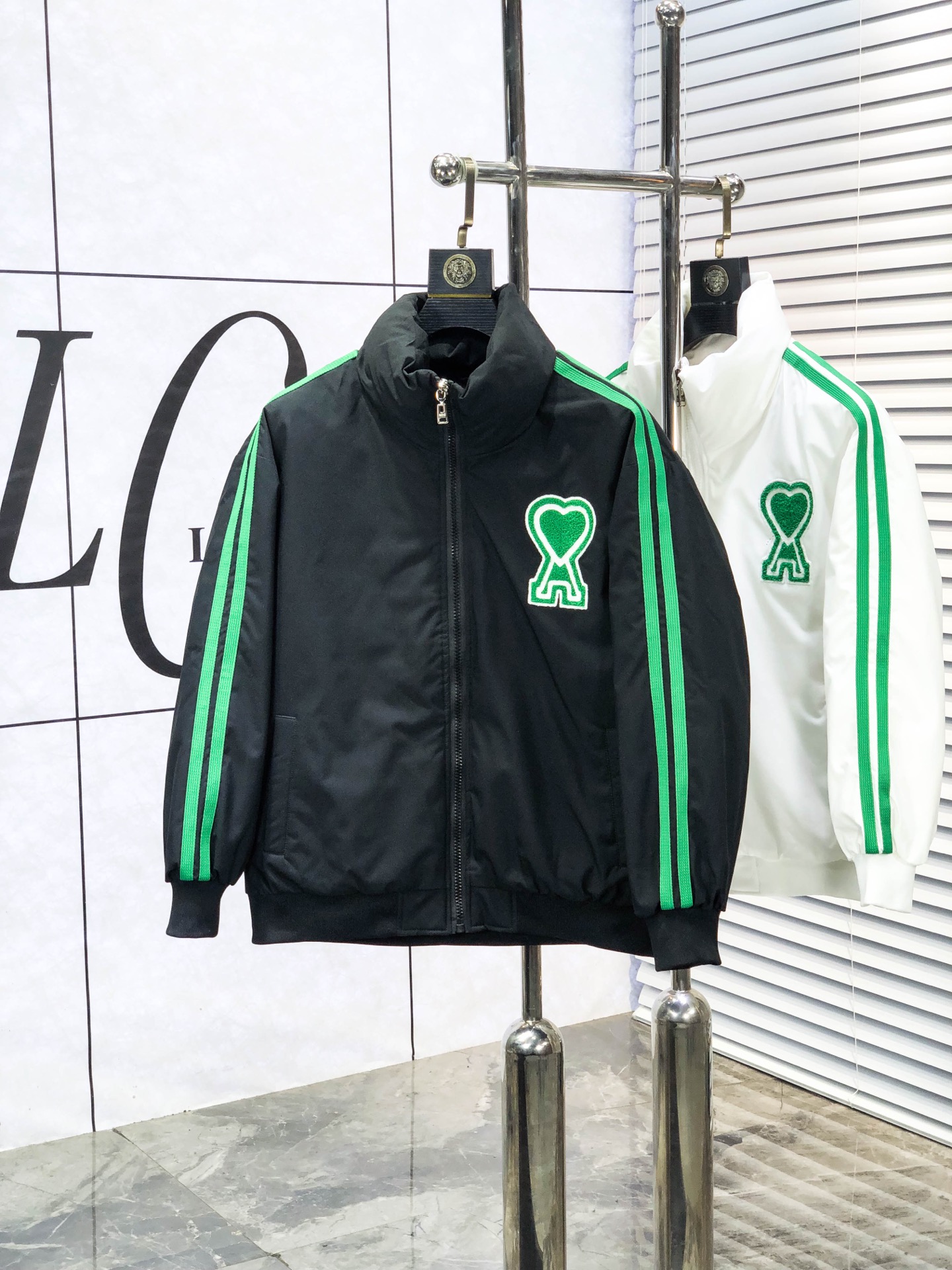 NO:613618,.ami.2025 new autumn and winter down jacket. All details of custom-developed hardware accessories are fully processed!  The upper body effect of the version is great!  Versatile, fashionable and handsome!  1f national standard 90 imported white duck down filling!  The original memory silk fabric at the counter has a straight and stylish texture, keeping you warm and not bulky!  The upper body is great. Size m-3xL.m175/130,,jackets & coats,down jacket,alexander wang19860909.ami.2025秋冬新款羽绒外套.定制开发五金配件所有细节处理全面到位 ！版型上身效果超赞！百搭时髦又帅气！1f国标90进口白鸭绒填充！专柜原版记忆丝面料质感立挺有型,保暖拒绝臃肿！上身超赞.尺码m-3xL.m175/130,,jackets & coats,down jacket,alexander wang,Men's clothing