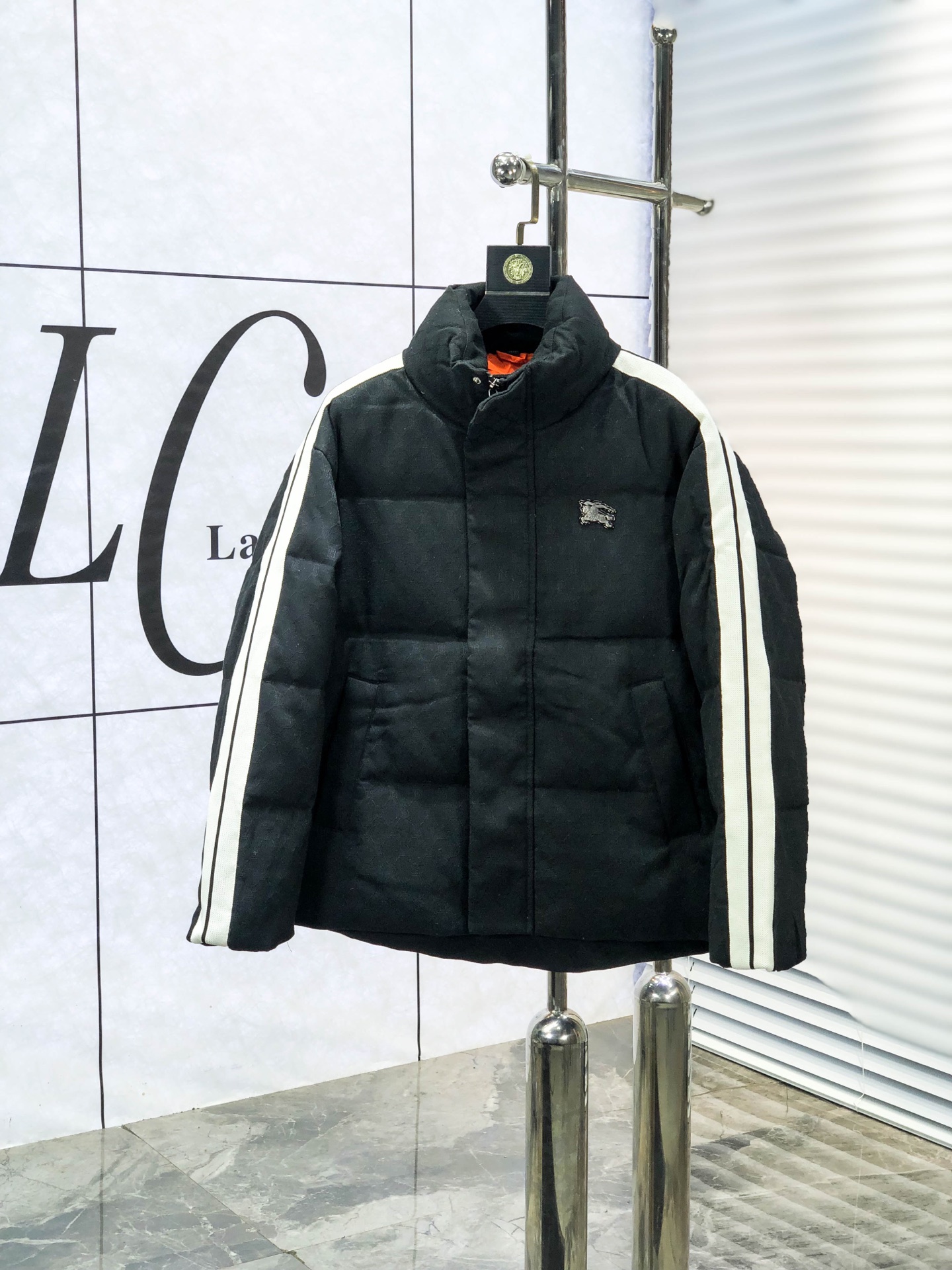 NO:613577,.Burberry. 2025 autumn and winter new down jacket. All details of custom-developed hardware accessories are fully processed!  The upper body effect of the version is great!  Versatile, fashionable and handsome!  1f national standard 90 imported white duck down filling!  The original memory silk fabric at the counter has a straight and stylish texture, keeping you warm and not bulky!  The upper body is great. Size m-3xL.m175/130,,burberry,jackets & coats,down jacket,alexander wang19860909.巴宝莉.2025秋冬新款羽绒外套.定制开发五金配件所有细节处理全面到位 ！版型上身效果超赞！百搭时髦又帅气！1f国标90进口白鸭绒填充！专柜原版记忆丝面料质感立挺有型,保暖拒绝臃肿！上身超赞.尺码m-3xL.m175/130,,burberry,jackets & coats,down jacket,alexander wang,Men's clothing