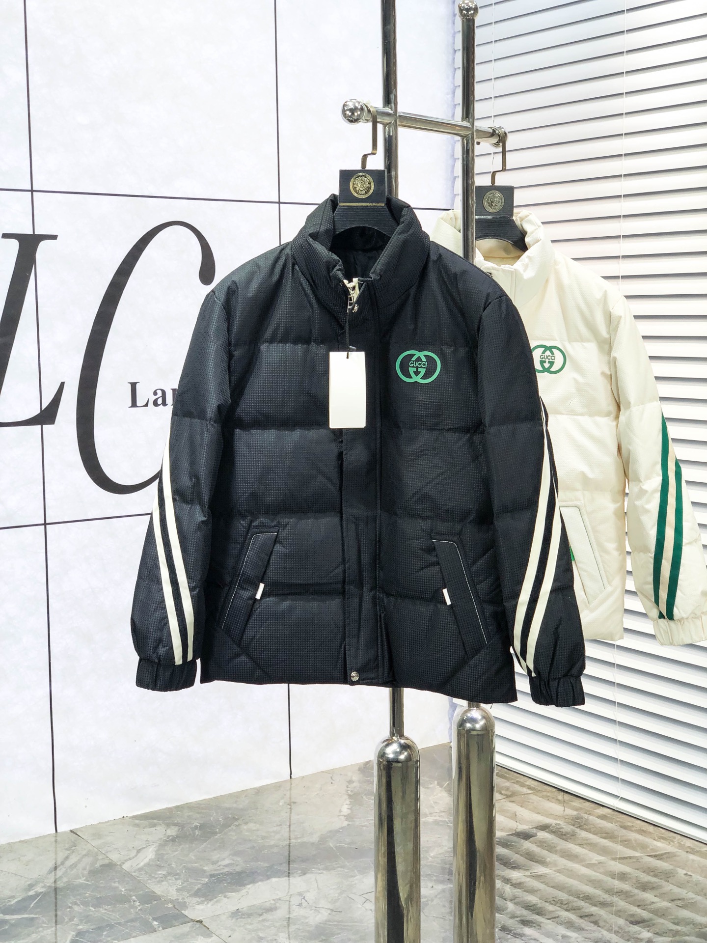 NO:613589,.Gucci. 2025 new autumn and winter down jacket. All details of custom-developed hardware accessories are fully processed!  The upper body effect of the version is great!  Versatile, fashionable and handsome!  1f national standard 90 imported white duck down filling!  The original memory silk fabric at the counter has a straight and stylish texture, keeping you warm and not bulky!  The upper body is awesome. Size m-3xL.m175/130,,gucci,jackets & coats,down jacket,alexander wang19860909.Gucci.2025秋冬新款羽绒外套.定制开发五金配件所有细节处理全面到位 ！版型上身效果超赞！百搭时髦又帅气！1f国标90进口白鸭绒填充！专柜原版记忆丝面料质感立挺有型,保暖拒绝臃肿！上身超赞.尺码m-3xL.m175/130,,gucci,jackets & coats,down jacket,alexander wang,Men's clothing