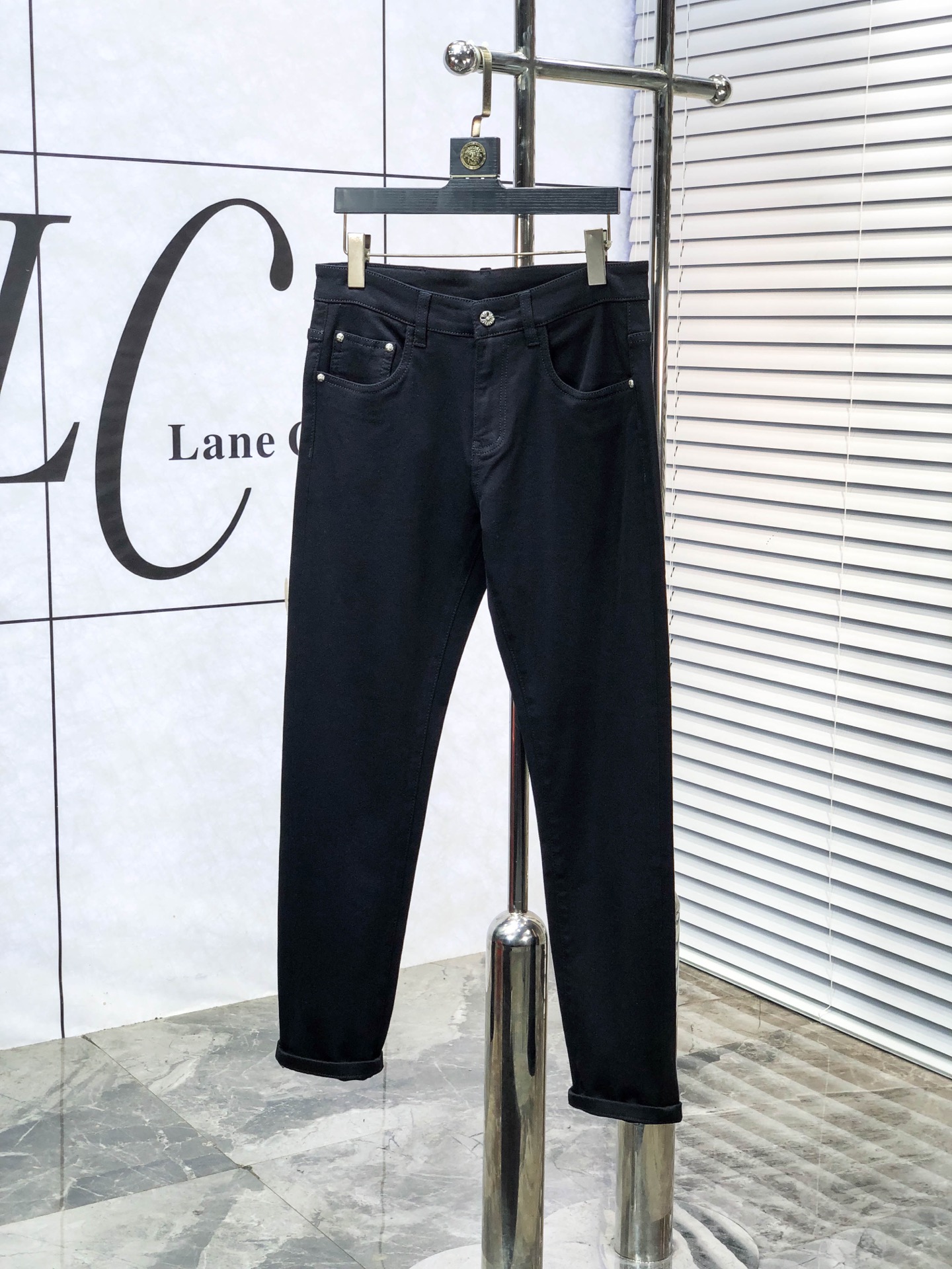 NO:681497,.Croxin. Official website counter is on sale simultaneously, 2025SS new autumn and winter men's casual jeans, original quality, counter customized original denim fabric, logo pattern design, b pants body original hardware decoration, c three-dimensional clarity, realistic effect, super trendy personality, fashionable and stylish upper body!  Must-have items for trendy men in sizes 28-38, chrome hearts, jeans,19860909.克罗心.官网专柜同步发售,2025SS秋冬新品男士休闲牛仔裤,原单品质,专柜定制原版牛仔面料,logo图案设计,b裤身原版五金辅料装饰,c立体清晰,效果逼真,超级潮流个性,上身时尚有型！潮男必备单品 码数28-38,,chrome hearts,jeans,,Men's clothing