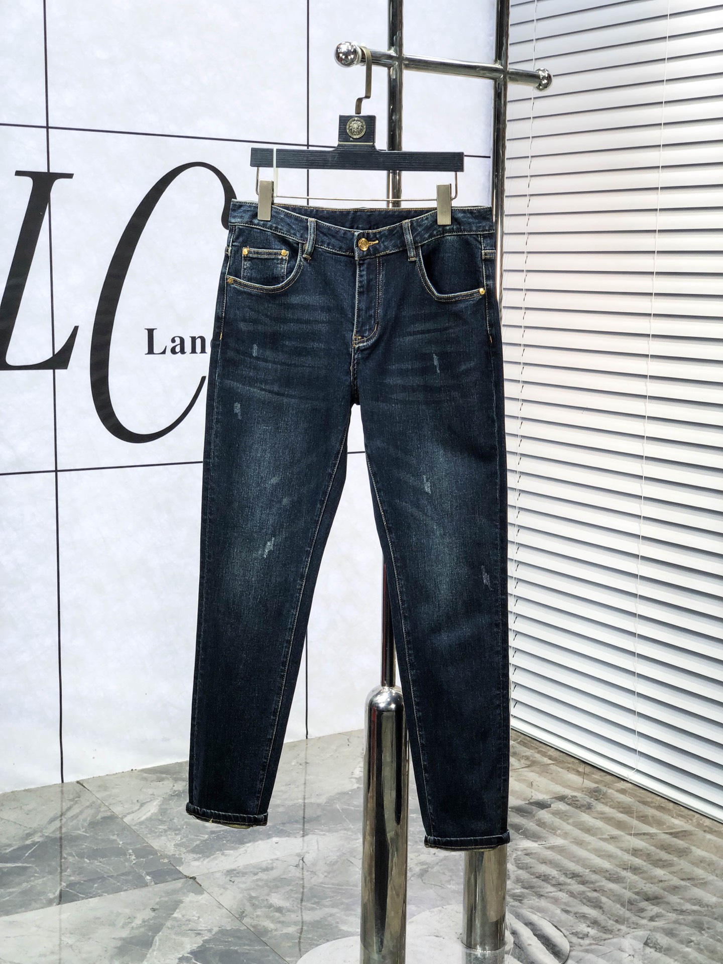 NO:681458,.Mengkou. Simultaneous sale at the official website counter, 2025 SS new autumn and winter men's casual jeans, original quality, counter customized original denim fabric, logo pattern design, b pants body original hardware decoration, c three-dimensional clarity, realistic effect, super trendy personality, fashionable and stylish upper body!  Must-have items for trendy men in sizes 28-38, Moncler, jeans,19860909.蒙口.官网专柜同步发售,2025SS秋冬新品男士休闲牛仔裤,原单品质,专柜定制原版牛仔面料,logo图案设计,b裤身原版五金辅料装饰,c立体清晰,效果逼真,超级潮流个性,上身时尚有型！潮男必备单品 码数28-38,,Moncler,jeans,,Men's clothing