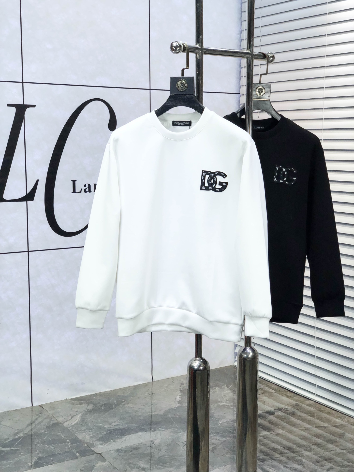 NO:681462,.D&G. 2025 autumn and winter new letter l space cotton sweatshirt. Channel boutique!  Urban series products, made with letter logo elements that are full of luxury, w are the best styles that high-end temperament types must buy, 7 a single product with great accent and charm!  The original customized imported double-sided water-soluble cotton fabric has a comfortable hand feel, the embroidered letter design effect is quite exquisite, fashionable, classic and versatile!  Size.xs-L.xs wears 175/130 pounds, Dolce&Gabbana, hoodie, sweatshirts,19860909.D&G.2025秋冬新款字母l太空棉卫衣.渠道精品！都市系列产物,奢华程度满分的字母logo元素打造,w高端气质型必入的极品款式,7一款极具腔调感与魅力的单品！ 原版定制进口双面水溶棉面料,手感舒适,刺绣字母设计效果相当精致,时尚经典百搭！ 尺码.xs-L.xs穿175/130斤,,Dolce&Gabbana,hoodie,sweatshirts,,Men's clothing