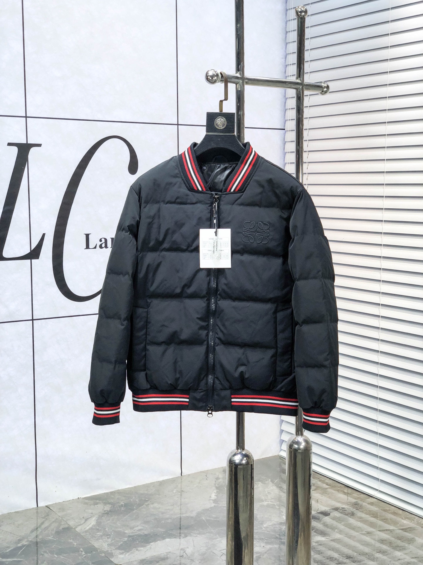 NO:730335,Replacement after the end of the year. Loewe. 2025 autumn and winter new down jacket. All details of custom-developed hardware accessories are fully processed!  The upper body effect of the version is great!  Versatile, fashionable and handsome!  1f national standard 90 imported white duck down filling!  The original memory silk fabric at the counter has a straight and stylish texture, keeping you warm and not bulky!  The upper body is awesome. Size m-3xL.m175/130,,loewe,jackets & coats,down jacket,19860909年后退换. .罗意威.2025秋冬新款羽绒外套.定制开发五金配件所有细节处理全面到位 ！版型上身效果超赞！百搭时髦又帅气！1f国标90进口白鸭绒填充！专柜原版记忆丝面料质感立挺有型,保暖拒绝臃肿！上身超赞.尺码m-3xL.m175/130,,loewe,jackets & coats,down jacket,,Men's clothing