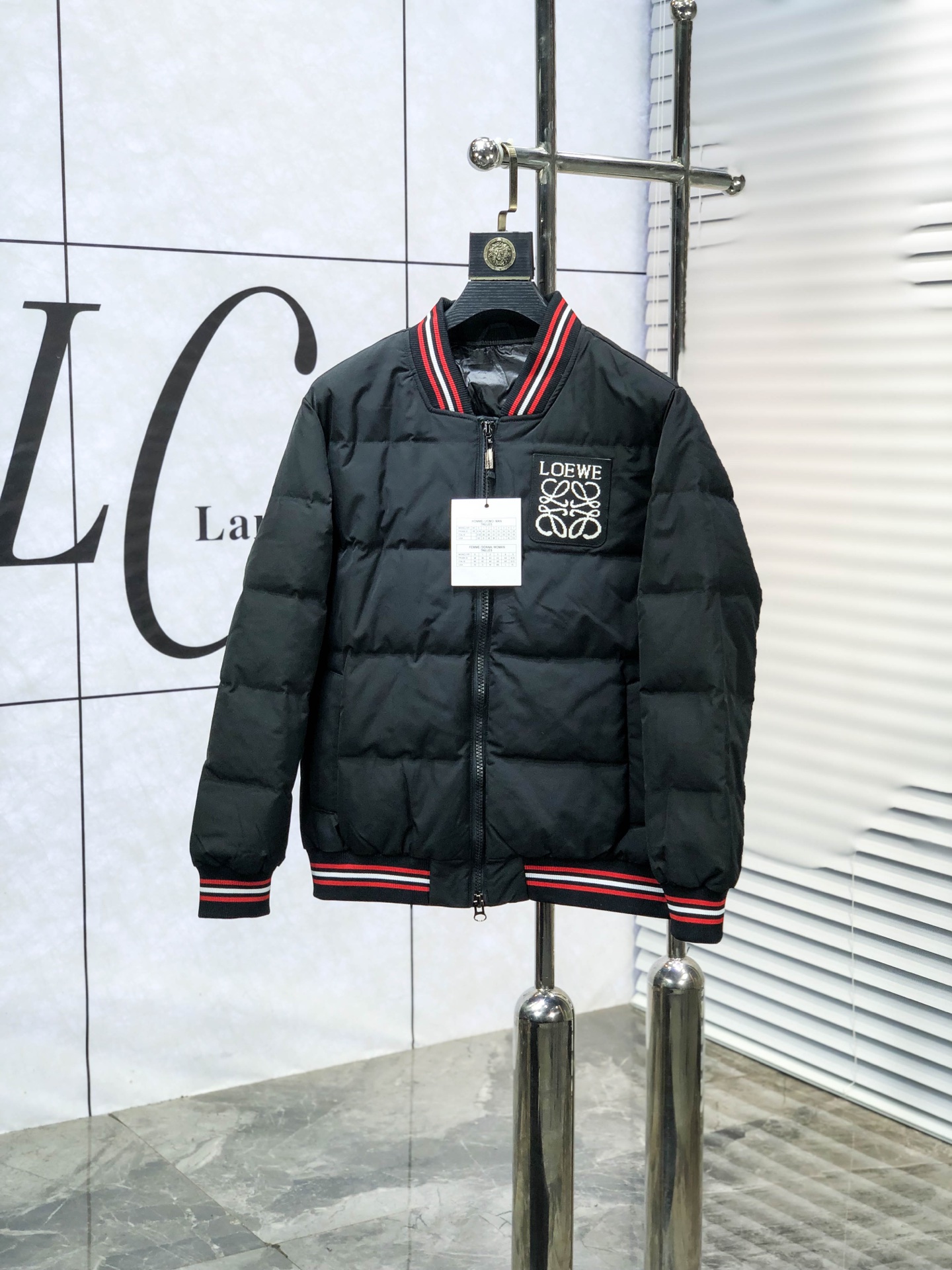 NO:730340,Replacement after the end of the year. Loewe. 2025 autumn and winter new down jacket. All details of custom-developed hardware accessories are fully processed!  The upper body effect of the version is great!  Versatile, fashionable and handsome!  1f national standard 90 imported white duck down filling!  The original memory silk fabric at the counter has a straight and stylish texture, keeping you warm and not bulky!  The upper body is awesome. Size m-3xL.m175/130,,loewe,jackets & coats,down jacket,19860909年后退换. .罗意威 .2025秋冬新款羽绒外套.定制开发五金配件所有细节处理全面到位 ！版型上身效果超赞！百搭时髦又帅气！1f国标90进口白鸭绒填充！专柜原版记忆丝面料质感立挺有型,保暖拒绝臃肿！上身超赞.尺码m-3xL.m175/130,,loewe,jackets & coats,down jacket,,Men's clothing