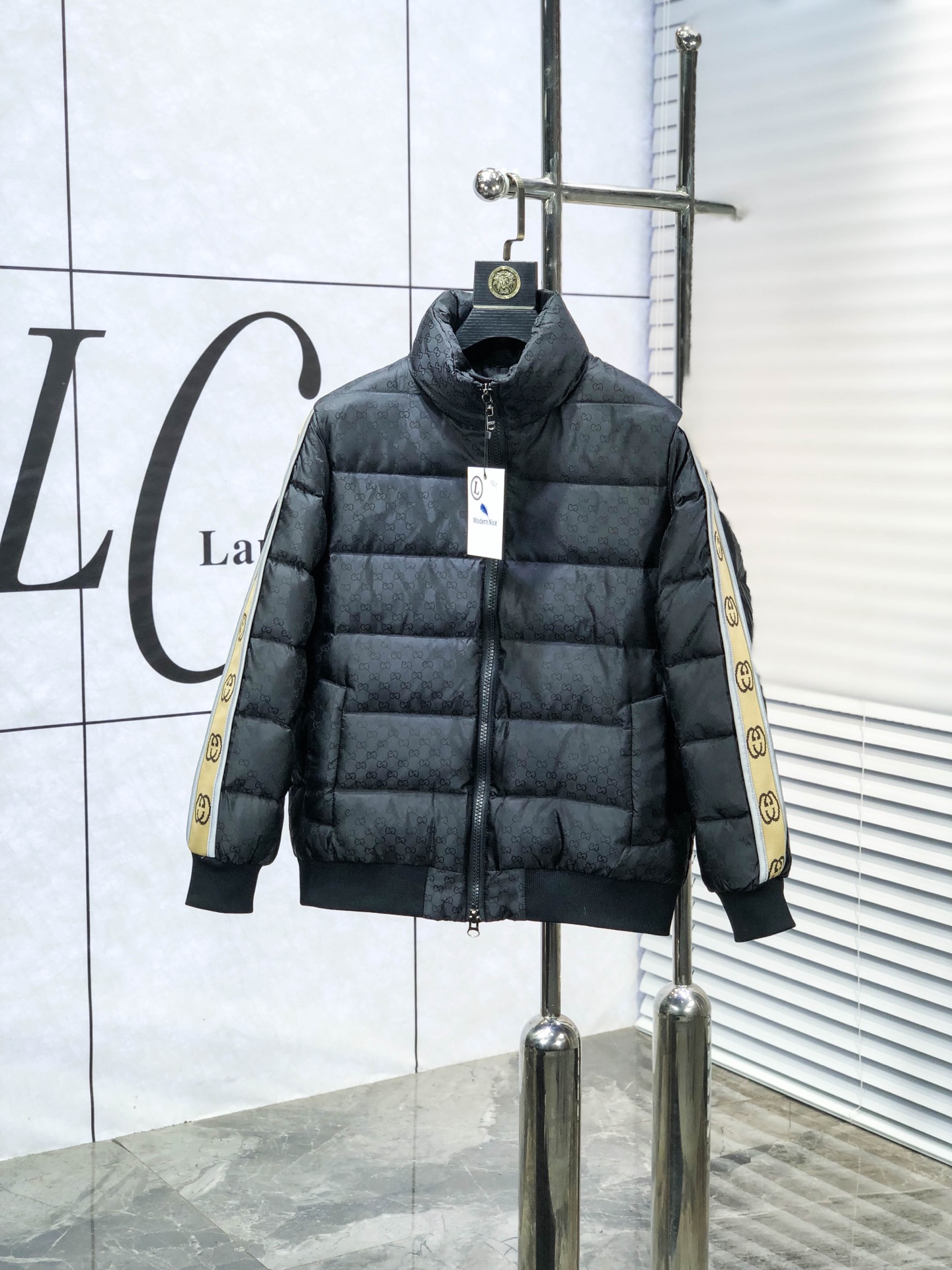 NO:730346,Replacement after the end of the year. .Gucci. 2025 autumn and winter new down jacket. All details of custom-developed hardware accessories are fully processed!  The upper body effect of the version is great!  Versatile, fashionable and handsome!  1f national standard 90 imported white duck down filling!  The original memory silk fabric at the counter has a straight and stylish texture, keeping you warm and not bulky!  The upper body is awesome. Size m-3xL.m175/130,,gucci,jackets & coats,down jacket,19860909年后退换. .Gucci.2025秋冬新款羽绒外套.定制开发五金配件所有细节处理全面到位 ！版型上身效果超赞！百搭时髦又帅气！1f国标90进口白鸭绒填充！专柜原版记忆丝面料质感立挺有型,保暖拒绝臃肿！上身超赞.尺码m-3xL.m175/130,,gucci,jackets & coats,down jacket,,Men's clothing