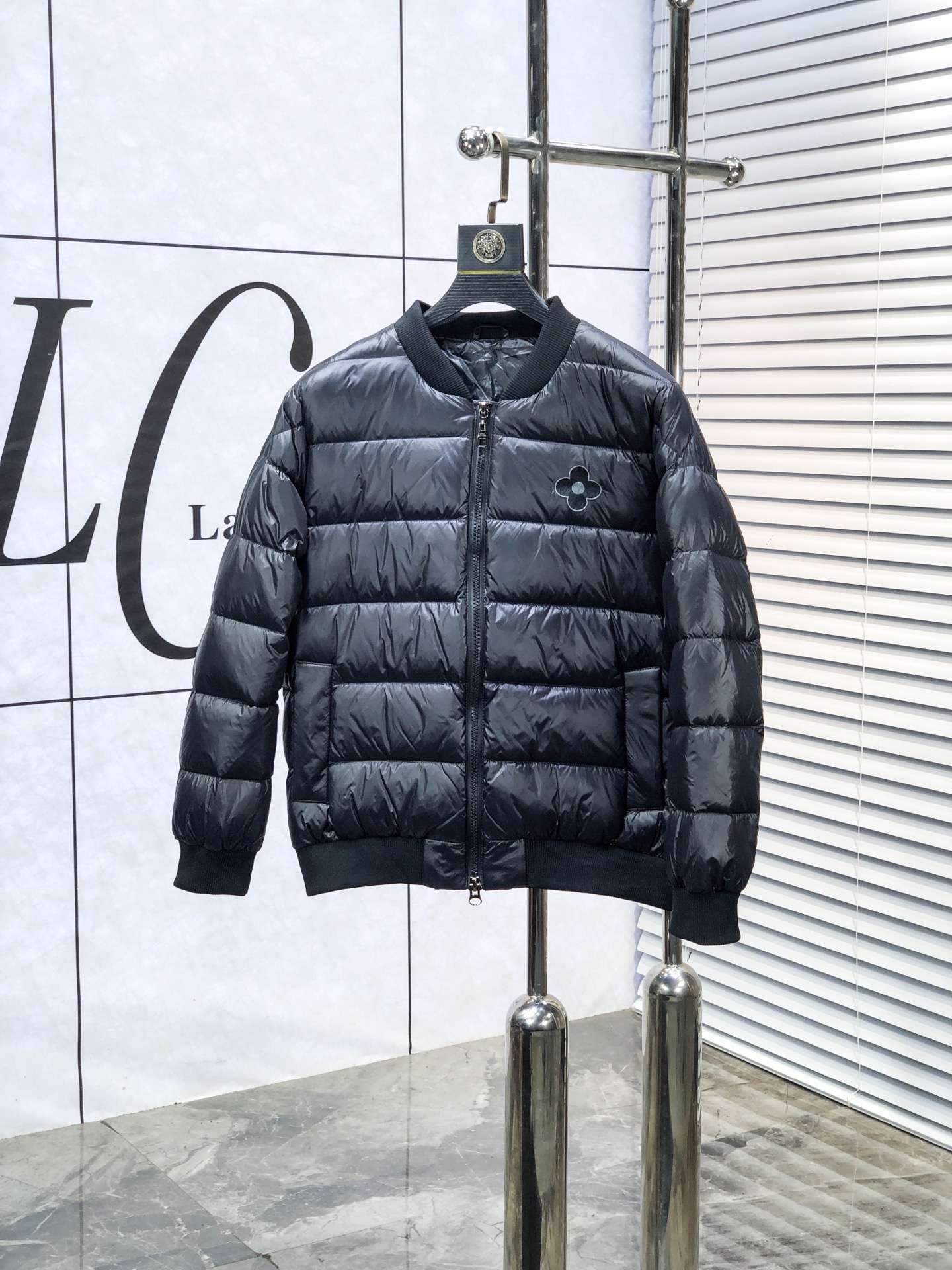 NO:730373,Replacement after the end of the year. .Lv. 2025 autumn and winter new down jacket. All details of custom-developed hardware accessories are fully processed!  The upper body effect of the version is great!  Versatile, fashionable and handsome!  1f national standard 90 imported white duck down filling!  The original memory silk fabric at the counter has a straight and stylish texture, keeping you warm and not bulky!  The upper body is awesome. Size m-3xL.m175/130,,louis vuitton,jackets & coats,down jacket,19860909年后退换. .Lv.2025秋冬新款羽绒外套.定制开发五金配件所有细节处理全面到位 ！版型上身效果超赞！百搭时髦又帅气！1f国标90进口白鸭绒填充！专柜原版记忆丝面料质感立挺有型,保暖拒绝臃肿！上身超赞.尺码m-3xL.m175/130,,louis vuitton,jackets & coats,down jacket,,Men's clothing