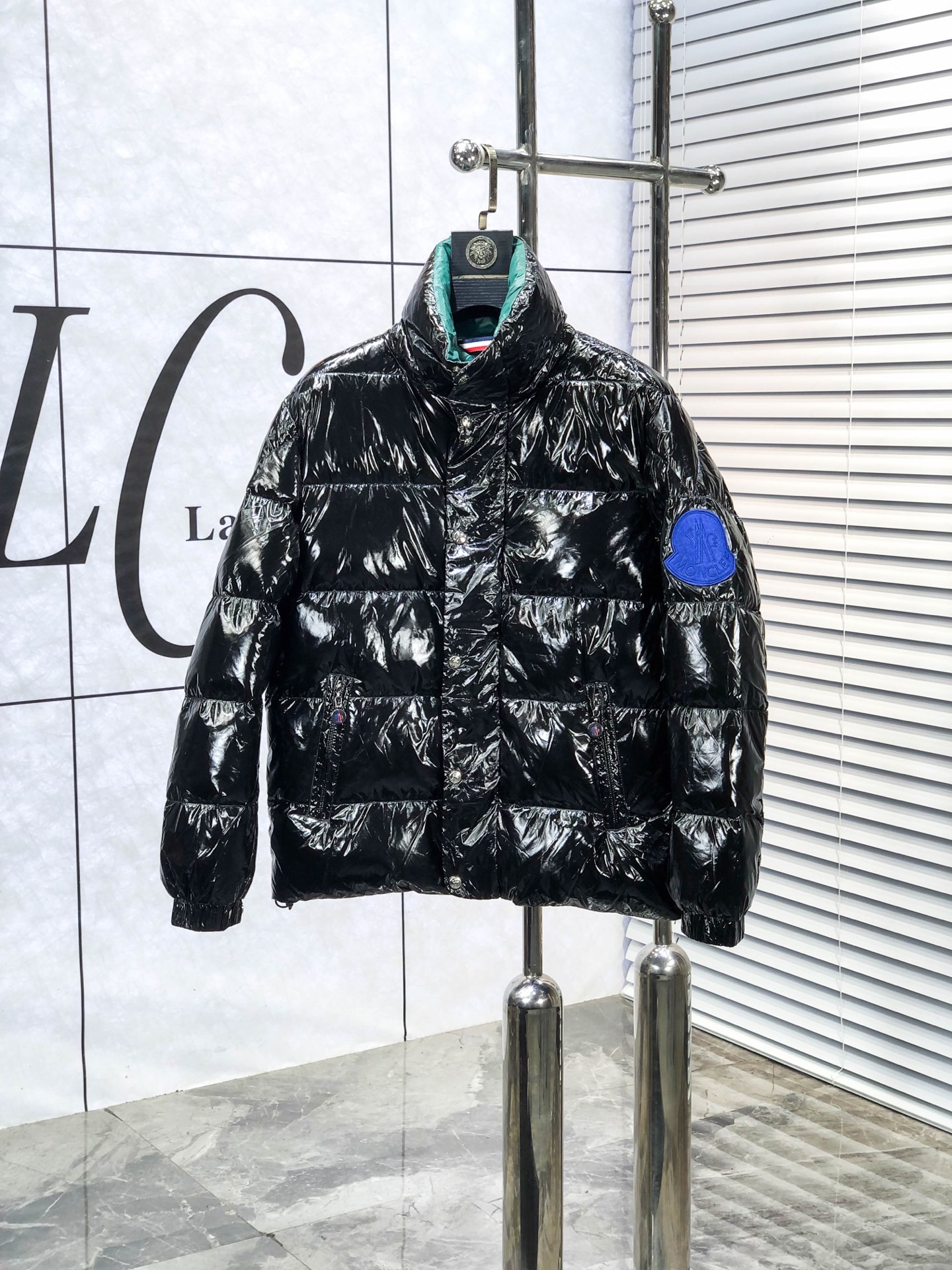 NO:730352,Replacement after the end of the year. Mouth covering. 2025 autumn and winter new down jacket. Customized development of hardware accessories with all details handled in full!  The upper body effect of the version is great!  Versatile, fashionable and handsome!  1f national standard 90 imported white duck down filling!  The original memory silk fabric at the counter has a straight and stylish texture, keeping you warm and not bulky!  The upper body is awesome. Size m-3xL.m175/130,,Moncler,jackets & coats,down jacket,19860909年后退换. .蒙口.2025秋冬新款羽绒外套.定制开发五金配件所有细节处理全面到位 ！版型上身效果超赞！百搭时髦又帅气！1f国标90进口白鸭绒填充！专柜原版记忆丝面料质感立挺有型,保暖拒绝臃肿！上身超赞.尺码m-3xL.m175/130,,Moncler,jackets & coats,down jacket,,Men's clothing