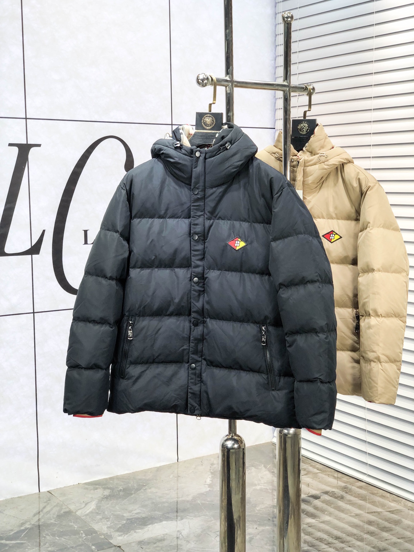 NO:730359,Replacement after the end of the year. Burberry. 2025 autumn and winter new down jacket. All details of custom-developed hardware accessories are fully processed!  The upper body effect of the version is great!  Versatile, fashionable and handsome!  1f national standard 90 imported white duck down filling!  The original memory silk fabric at the counter has a straight and stylish texture, keeping you warm and not bulky!  The upper body is awesome. Size m-3xL.m175/130,,burberry,jackets & coats,down jacket,19860909年后退换. .巴宝莉.2025秋冬新款羽绒外套.定制开发五金配件所有细节处理全面到位 ！版型上身效果超赞！百搭时髦又帅气！1f国标90进口白鸭绒填充！专柜原版记忆丝面料质感立挺有型,保暖拒绝臃肿！上身超赞.尺码m-3xL.m175/130,,burberry,jackets & coats,down jacket,,Men's clothing