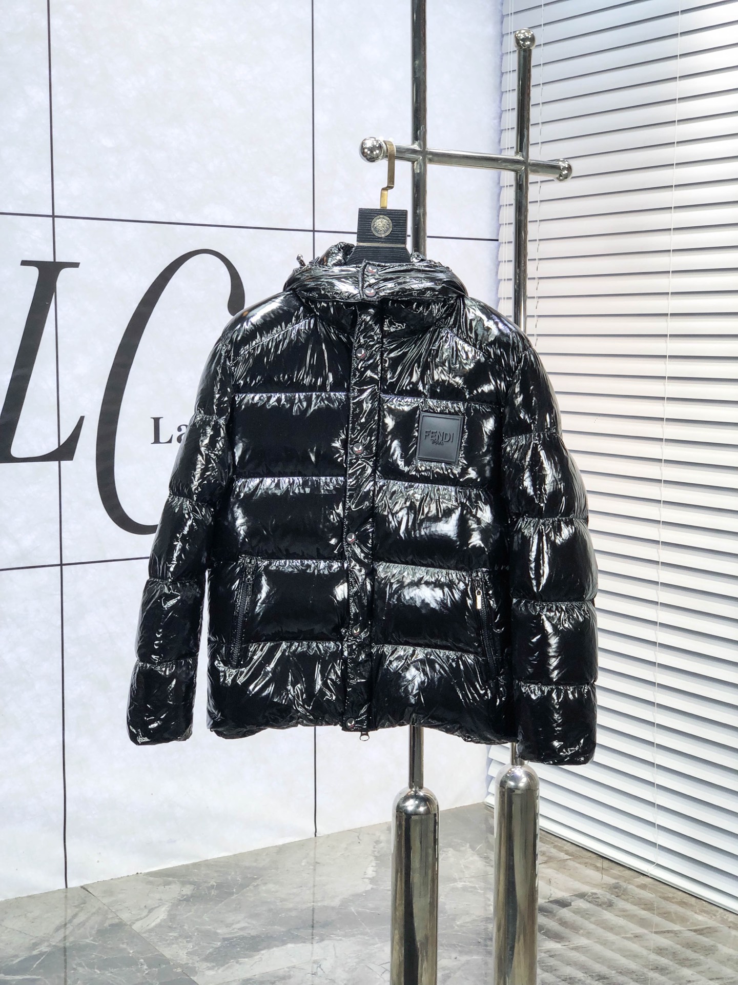 NO:730366,Replacement after the end of the year. . Fendi . 2025 autumn and winter new down jacket. All details of custom-developed hardware accessories are fully processed!  The upper body effect of the version is great!  Versatile, fashionable and handsome!  1f national standard 90 imported white duck down filling!  The original memory silk fabric at the counter has a straight and stylish texture, keeping you warm and not bulky!  The upper body is awesome. Size m-3xL.m175/130,, fendi, jackets & coats, down jacket,19860909年后退换. .芬迪 .2025秋冬新款羽绒外套.定制开发五金配件所有细节处理全面到位 ！版型上身效果超赞！百搭时髦又帅气！1f国标90进口白鸭绒填充！专柜原版记忆丝面料质感立挺有型,保暖拒绝臃肿！上身超赞.尺码m-3xL.m175/130,,fendi,jackets & coats,down jacket,,Men's clothing