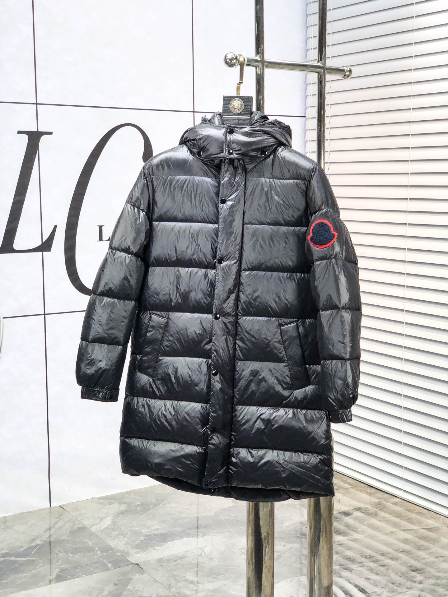 NO:730379,Replacement after the end of the year. Mouth covering. 2025 autumn and winter new down jacket. Customized development of hardware accessories with all details handled in full!  The upper body effect of the version is great!  Versatile, fashionable and handsome!  1f national standard 90 imported white duck down filling!  The original memory silk fabric at the counter has a straight and stylish texture, keeping you warm and not bulky!  The upper body is awesome. Size m-3xL.m175/130,,Moncler,jackets & coats,down jacket,19860909年后退换. .蒙口.2025秋冬新款羽绒外套.定制开发五金配件所有细节处理全面到位 ！版型上身效果超赞！百搭时髦又帅气！1f国标90进口白鸭绒填充！专柜原版记忆丝面料质感立挺有型,保暖拒绝臃肿！上身超赞.尺码m-3xL.m175/130,,Moncler,jackets & coats,down jacket,,Men's clothing