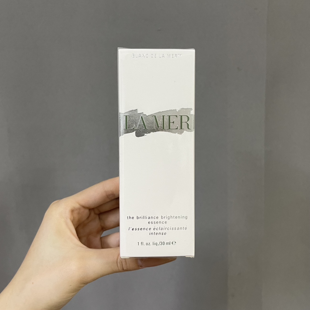 30！海蓝之谜焕白璀璨精华液30ml🔜实拍📷现货❗️美白紧颜淡斑精华！白成面膜纸的终极神器，蕴含活性精萃和独有的海洋酵素，穿透肌肤，为肌肤注入焕新能量。黑斑和肤色不均减少，肌肤恢复清透光彩。细纹和皱纹减少，提拉并紧实肌肤。提亮效果比小…