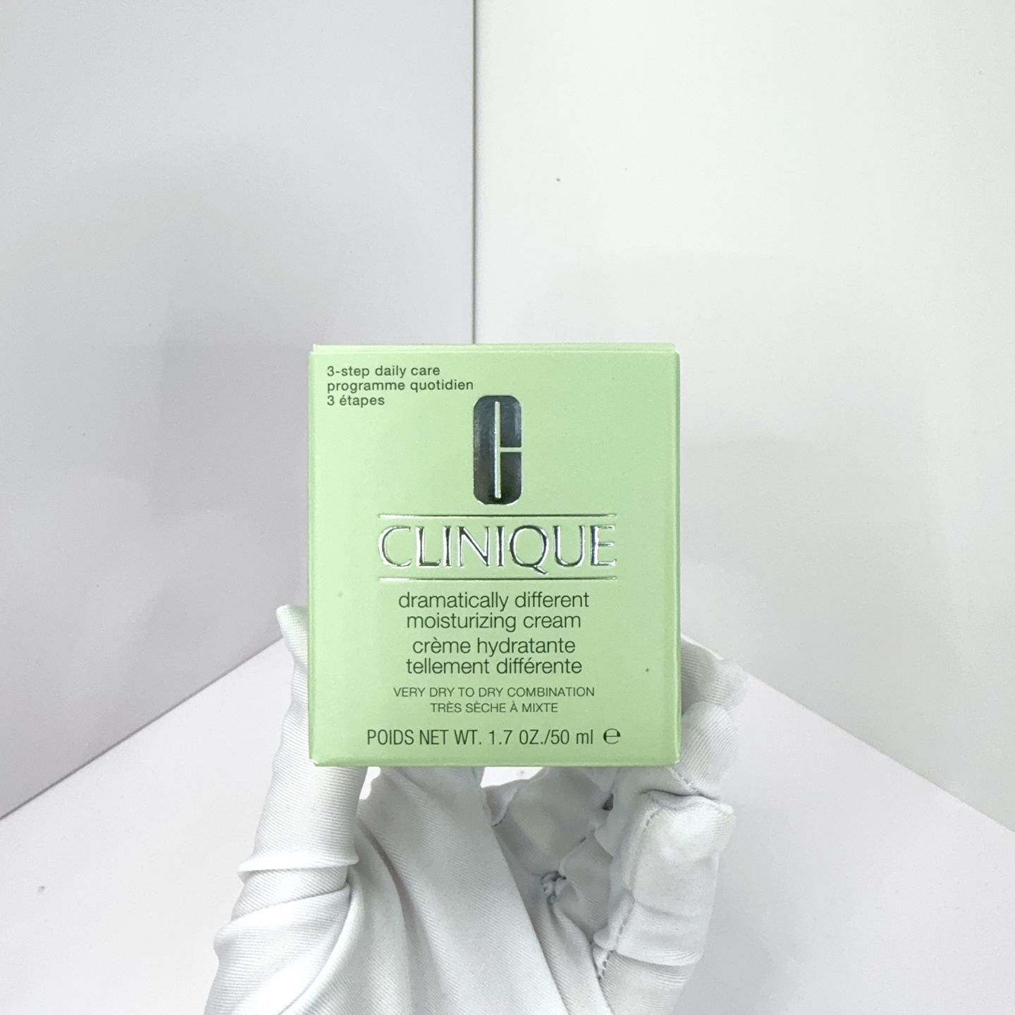 70包 ✍倩碧黄油面霜50ml🔜实拍📸现货❗AB4编码！可配中文标✔倩碧卓越润肤面霜50ml👉真不愧是运用了革新皮肤学级「屏障深修科技」还添加12%甘油➕透明质酸，补水同时直💦 补脂质 从肌底修护屏障，一罐包揽补水、修护、舒缓的活！每次用完皮肤肉眼可见的光滑细腻！爆皮的地方和一些小干纹全都被润开啦👋干敏皮换季敏感脸蛋躁动的时候用上，隔天小脸就稳稳当当不敢在造次-黄油软膜质地 像冰激凌一样，上脸滋润度满分 保湿更是没的话说，用完润而不腻 好适合现在秋冬季节，坚持用下来皮肤细腻光滑像鸡蛋～后续上妆也超服帖的。