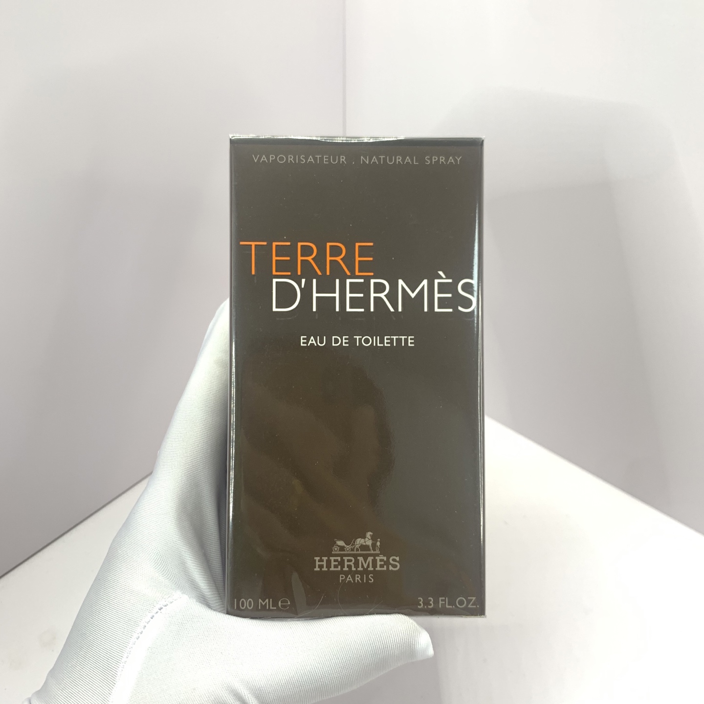 60包 ✍爱马仕大地香水100ml🔜实拍📸现货❗️爱马仕大地香水100ml✔爱马仕大地香水50ml✔爱玛士大地男士(EDT)淡香水😘 拥有“大叔香”之称的爱玛仕大地男士香水,被誉为受欢迎的男士香水之一💪充满雄性味道的辛辣木质调,主角西洋杉的木头味一直贯穿整个基调,耐人寻味,绵远悠长💁🏼爱马仕香水每一款都非常有调性,不随波逐流,不取悦他人😄只要你够man,又走成熟范,那么非常适合这款爱马仕大地💢