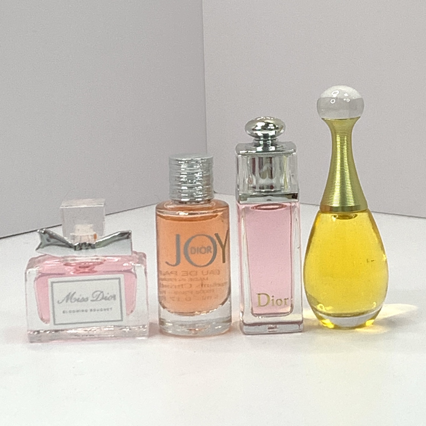 高端品质/80💰
迪奥香水小样5ml四件套爱心盒！内含：5ml*4。味道：迪奥真我香水5ml，花漾甜心5ml，魅惑5ml，JOY悦之欢5ml。