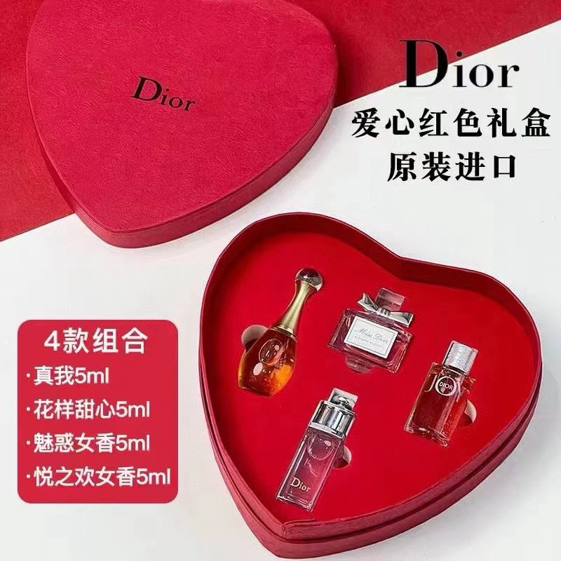 高端品质/80💰
迪奥香水小样5ml四件套爱心盒！内含：5ml*4。味道：迪奥真我香水5ml，花漾甜心5ml，魅惑5ml，JOY悦之欢5ml。