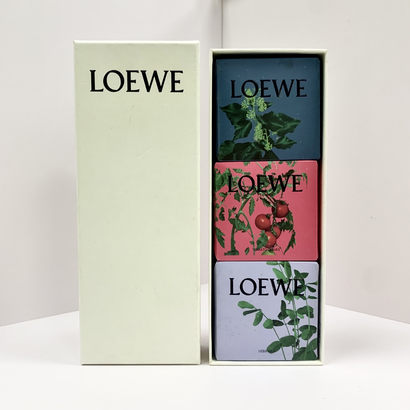 80! Juego de tres jabones de jardín Loewe 🔜 foto real 📸 en stock ❗️150g×3✔️ Llévate al mundo del jardín, su invernade…
